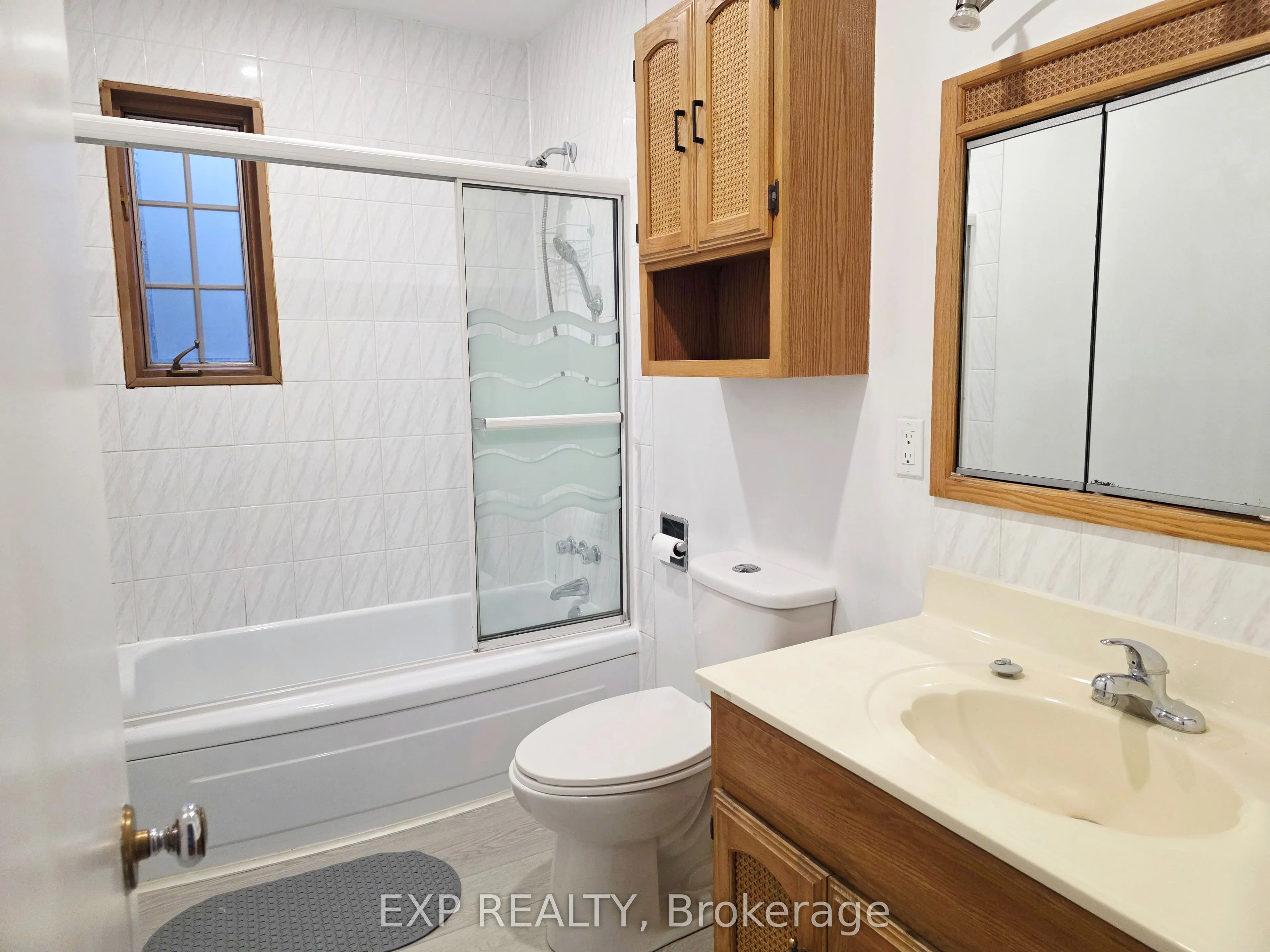 166 John Street W