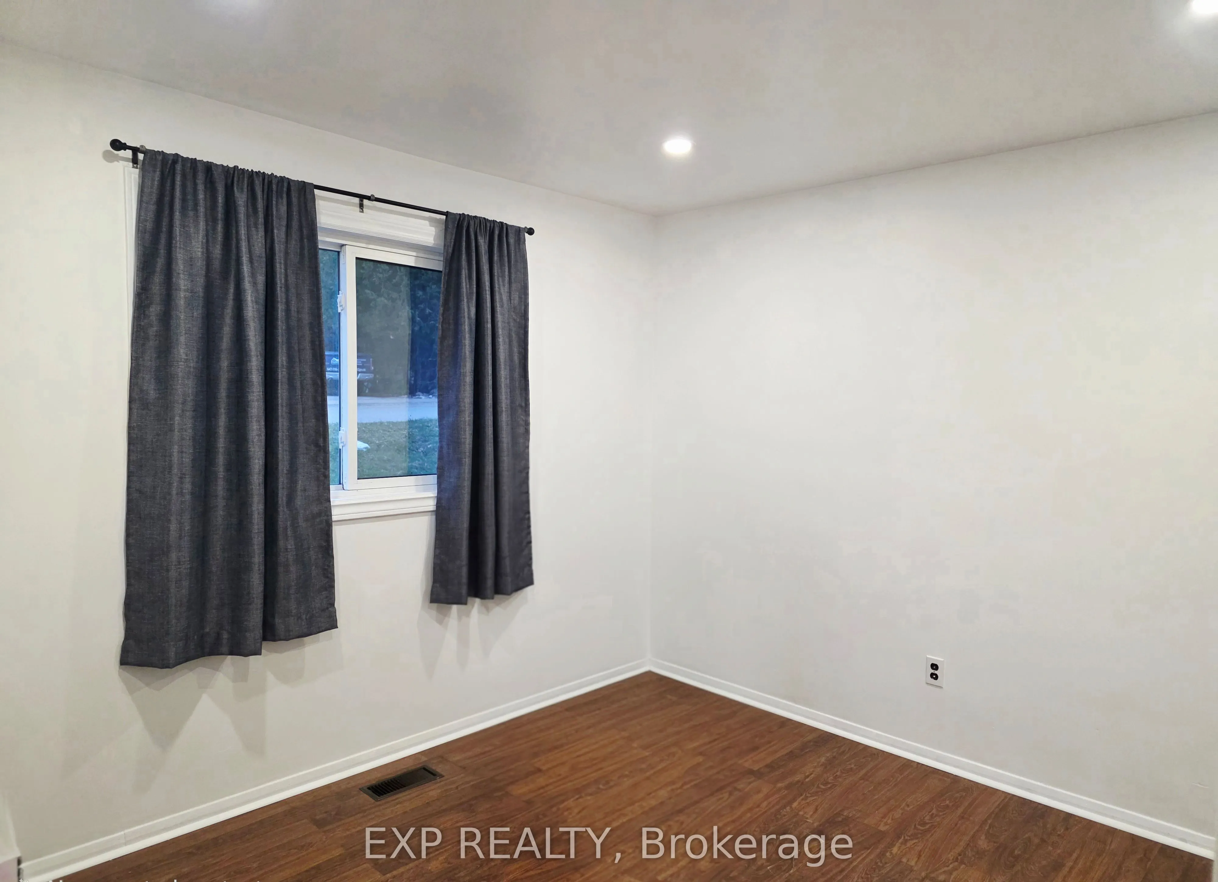 166 John Street W