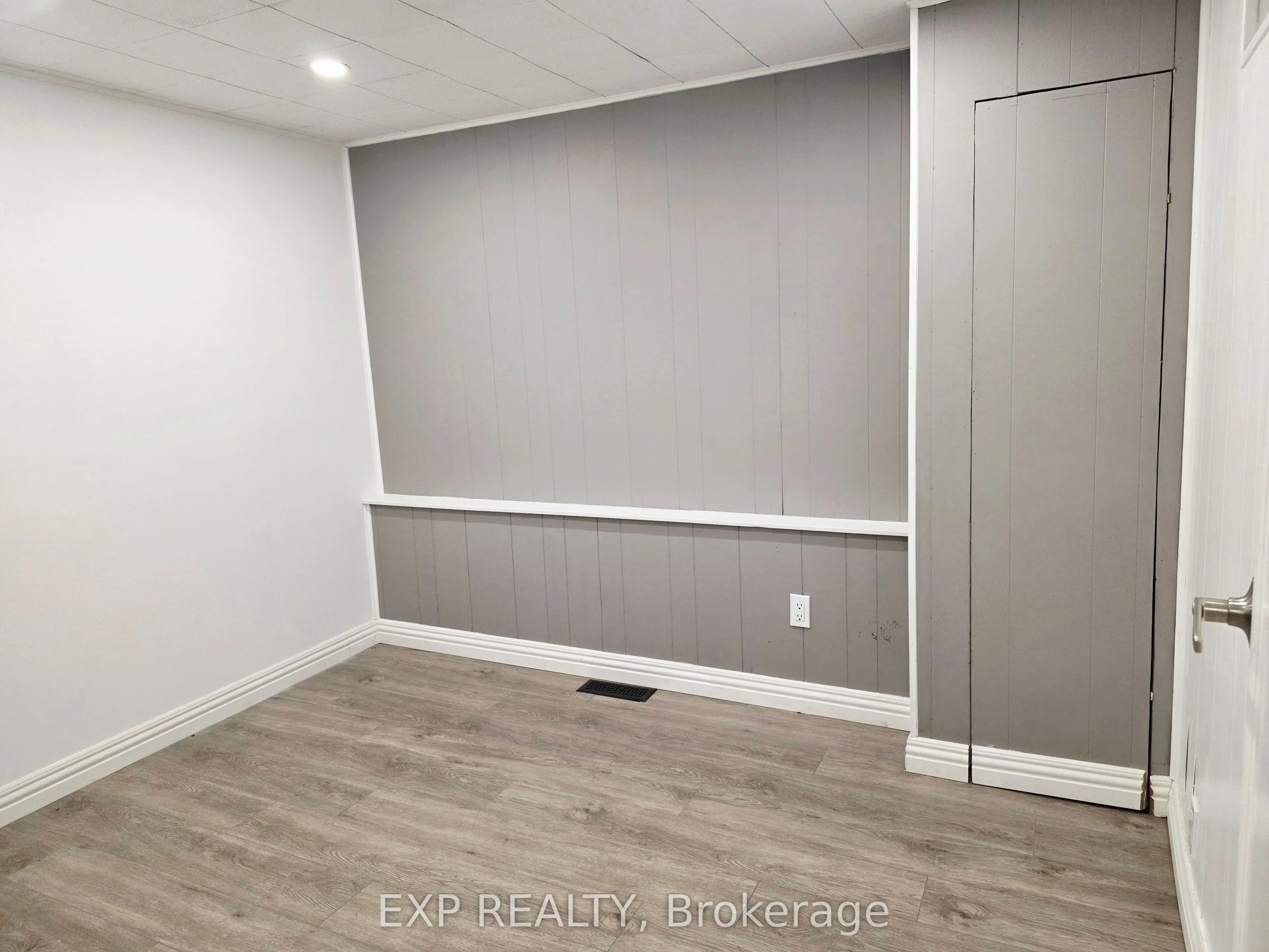 166 John Street W