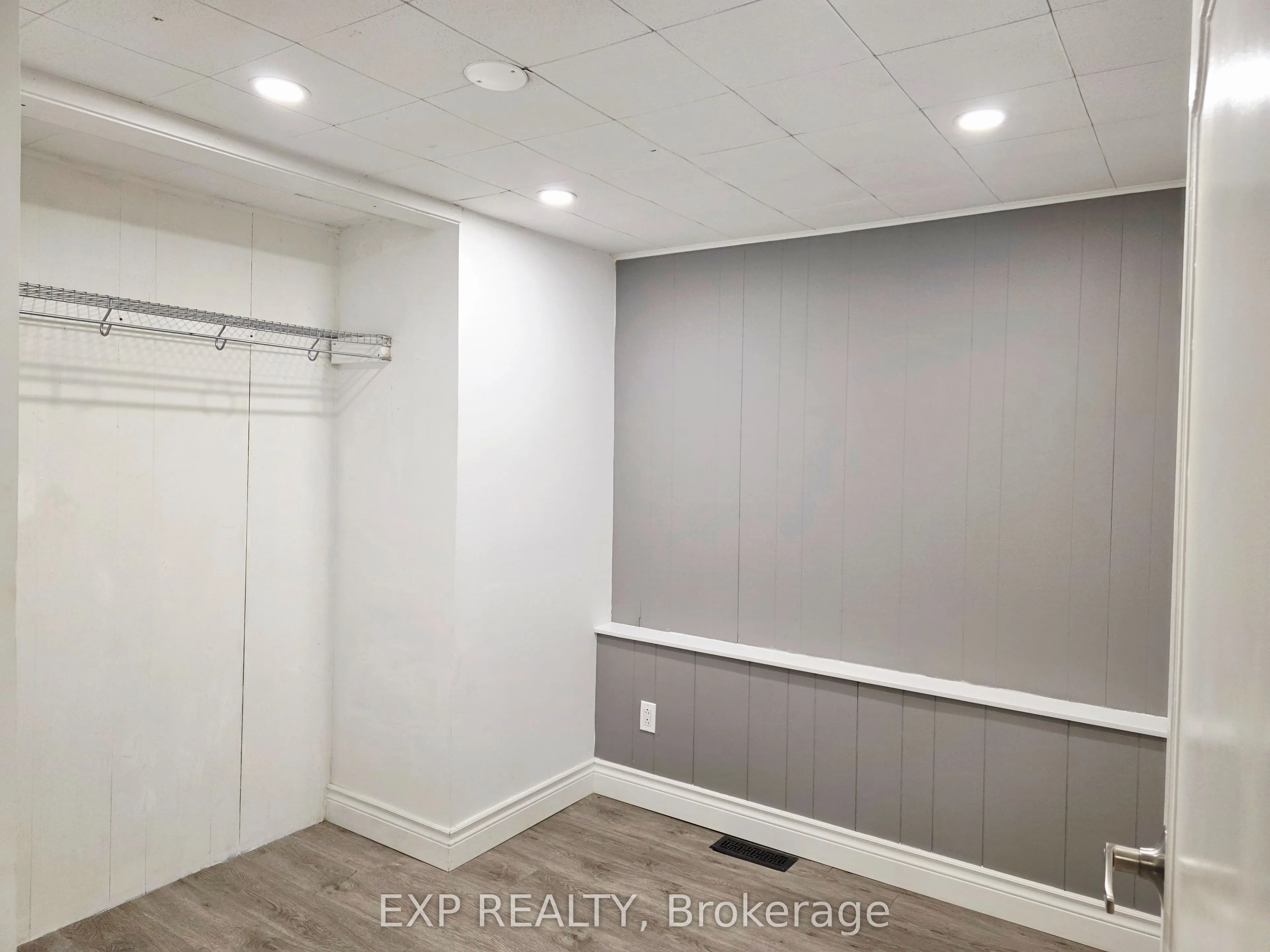 166 John Street W