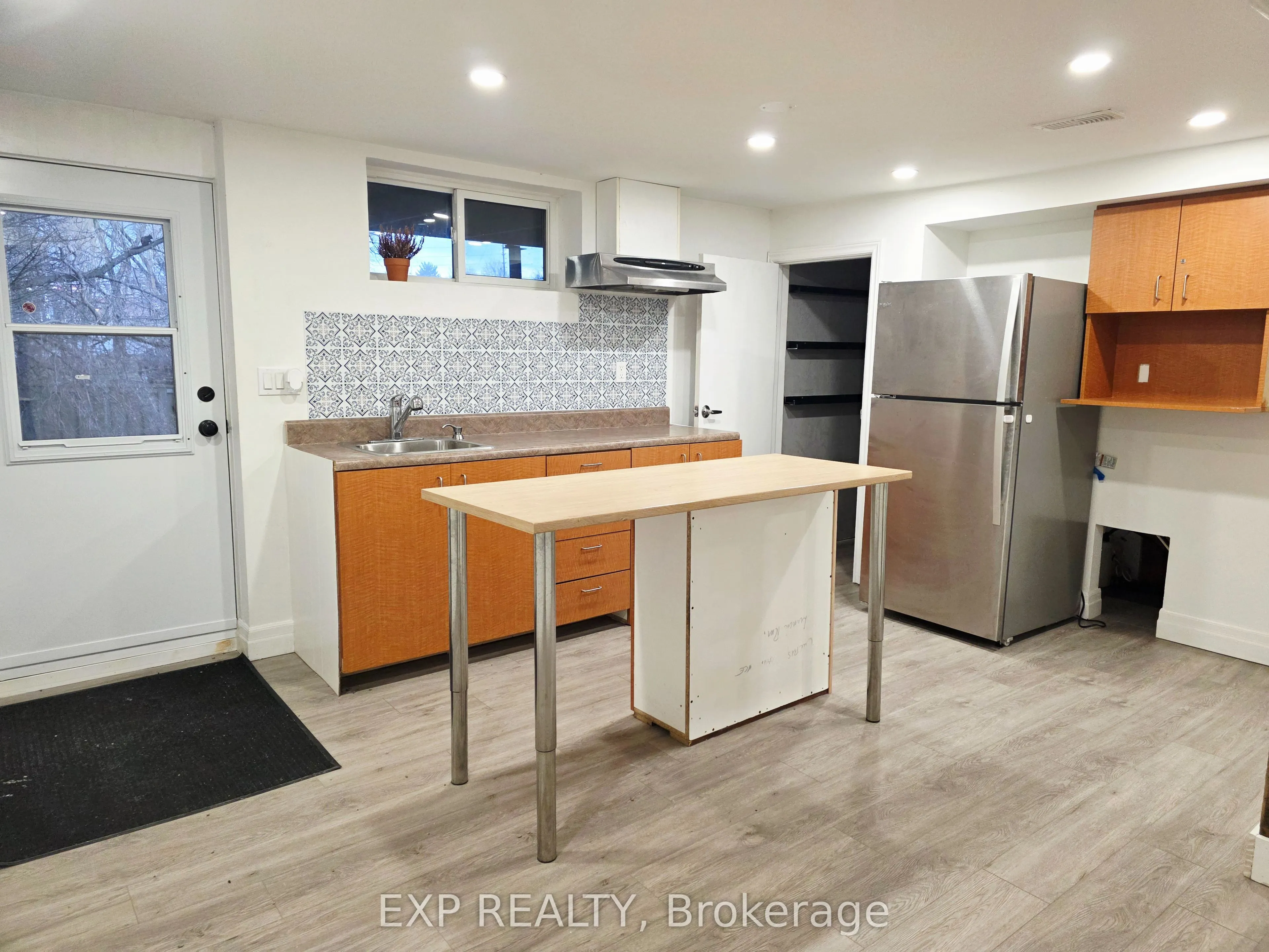 166 John Street W