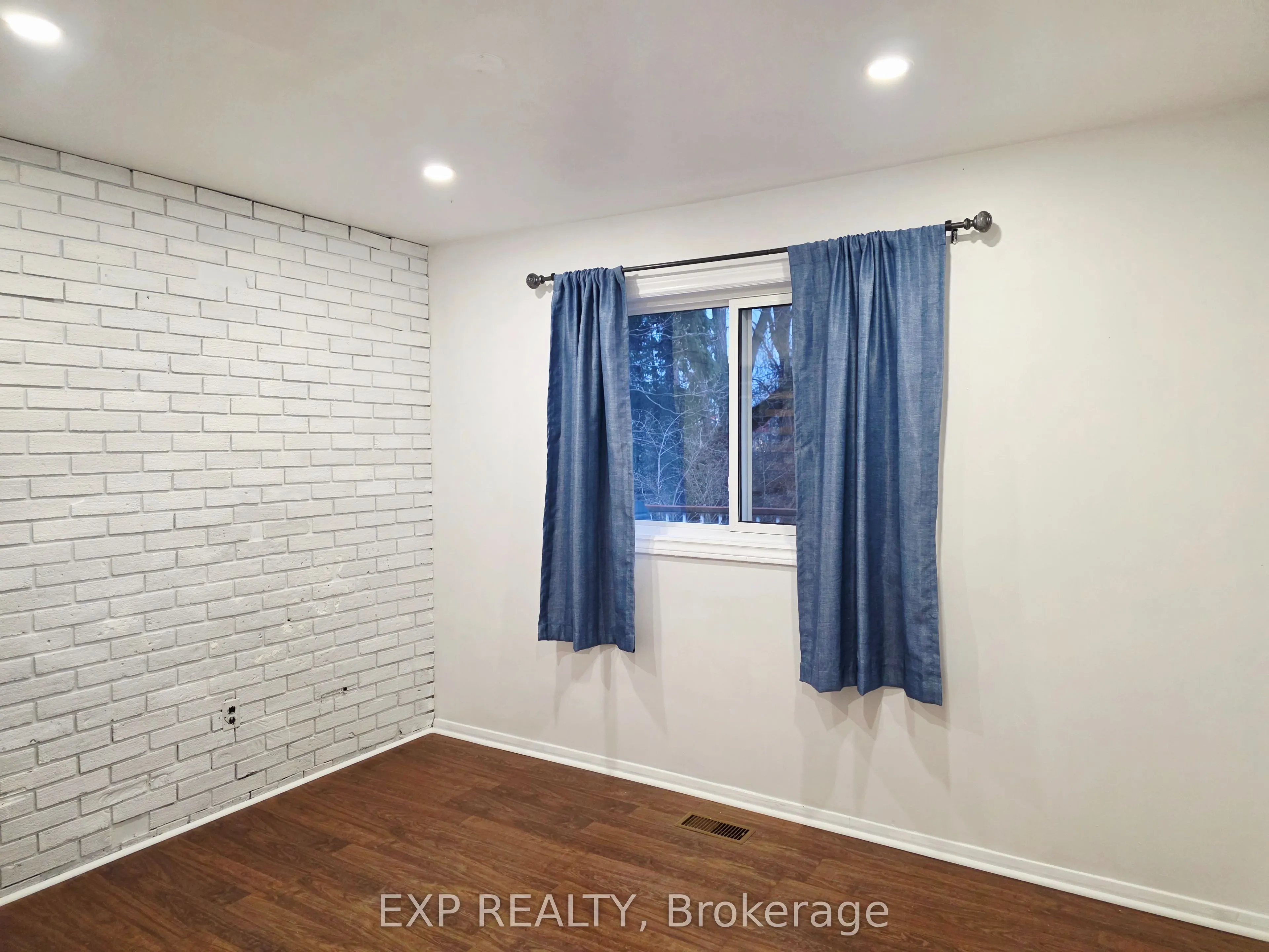 166 John Street W