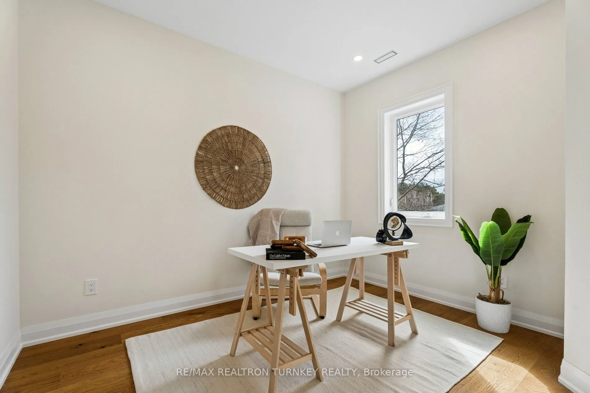 271 Main Street N