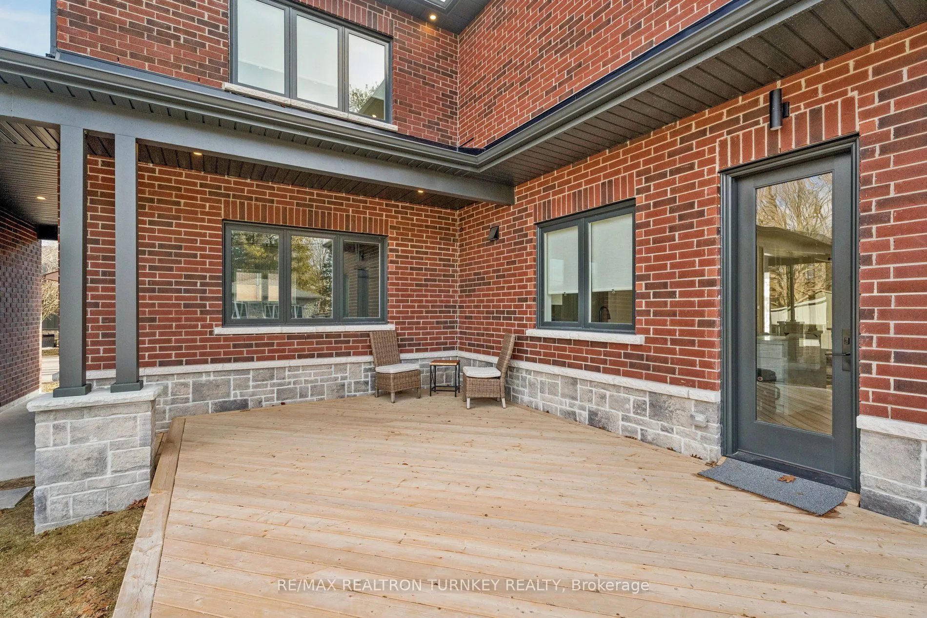 271 Main Street N