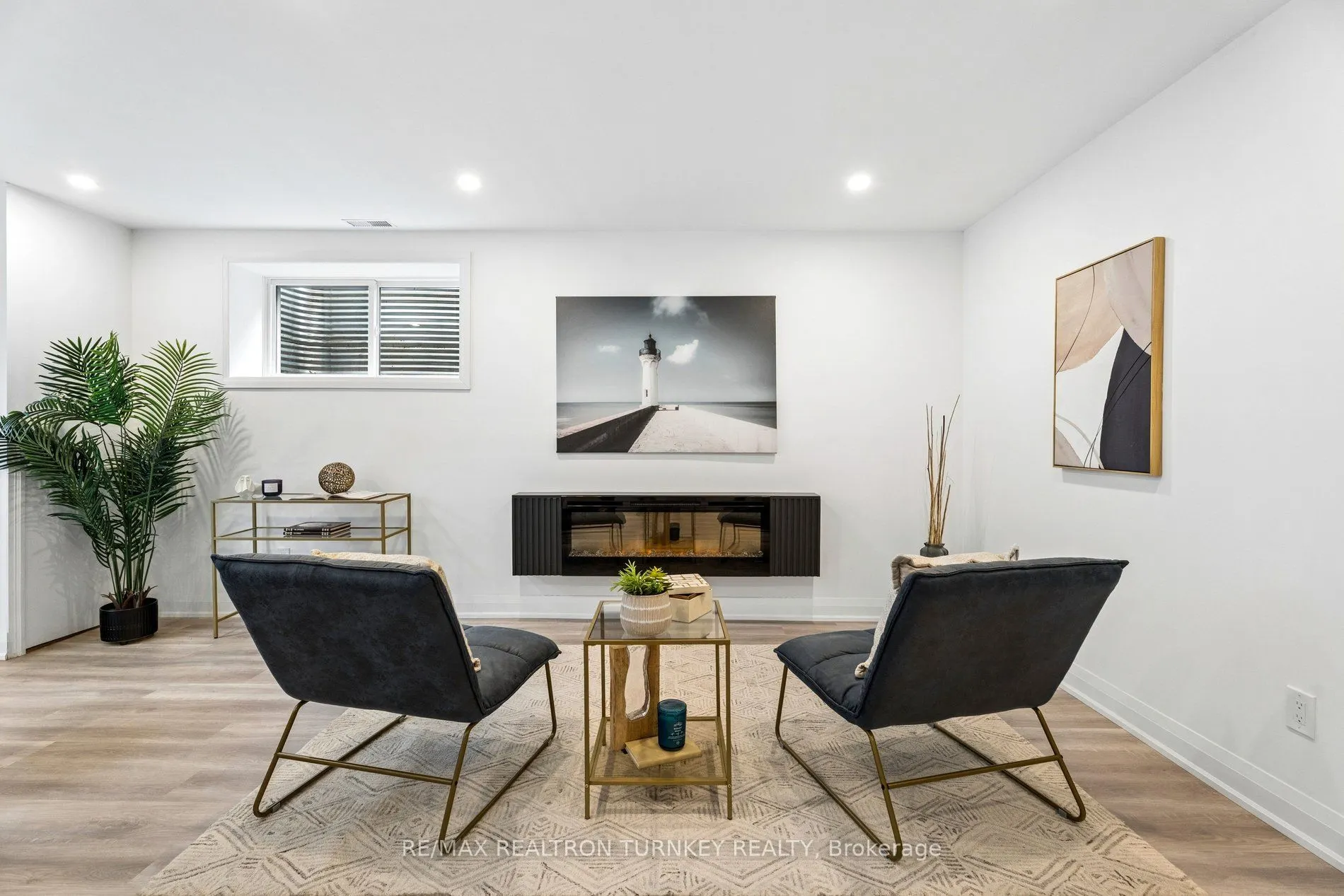 271 Main Street N