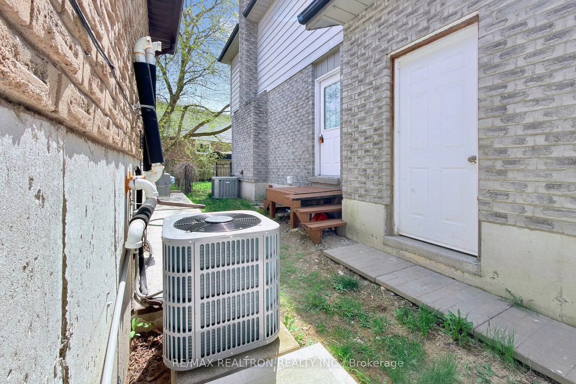 39 Camrose Drive
