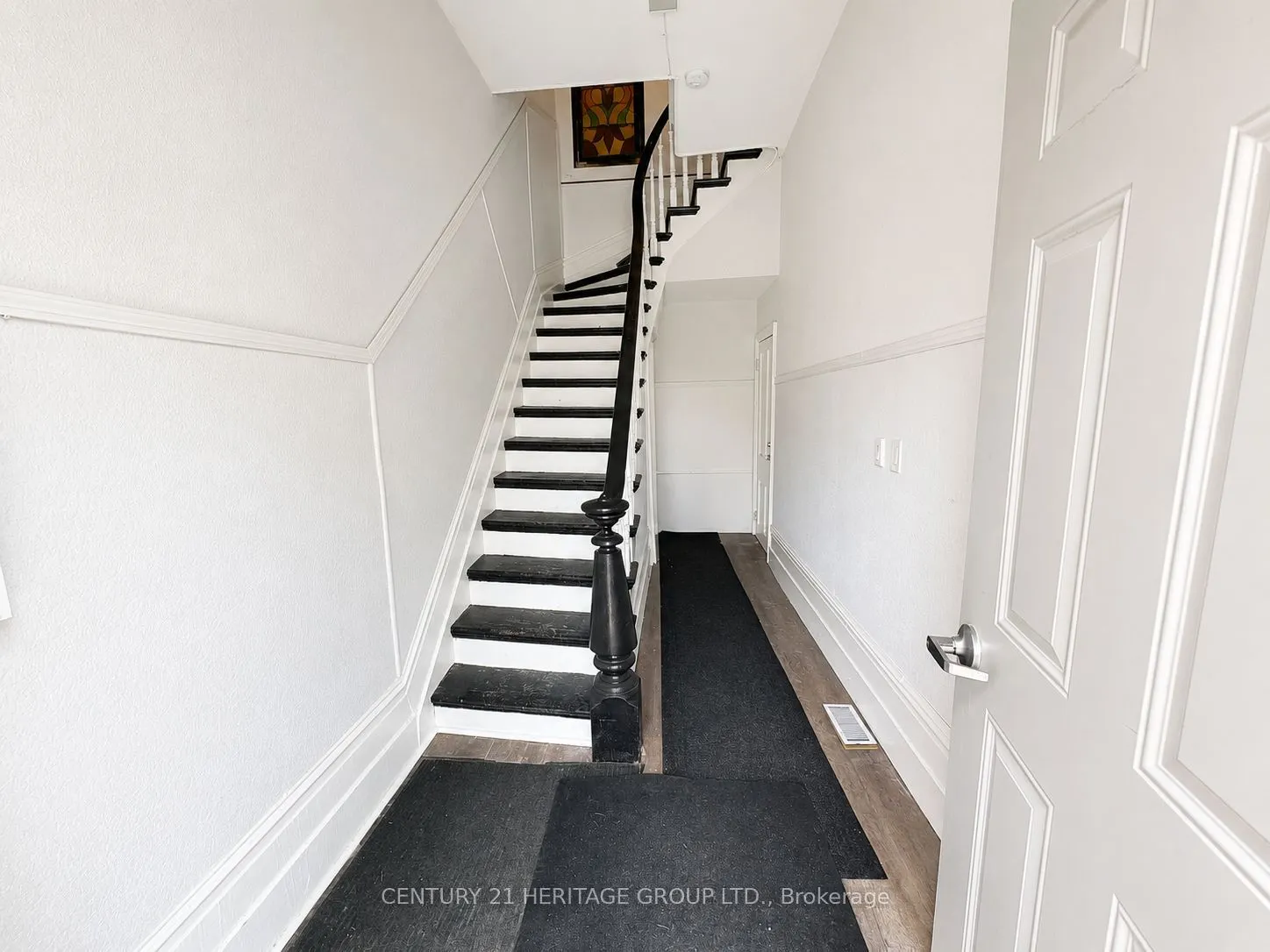 28 Queen Street N