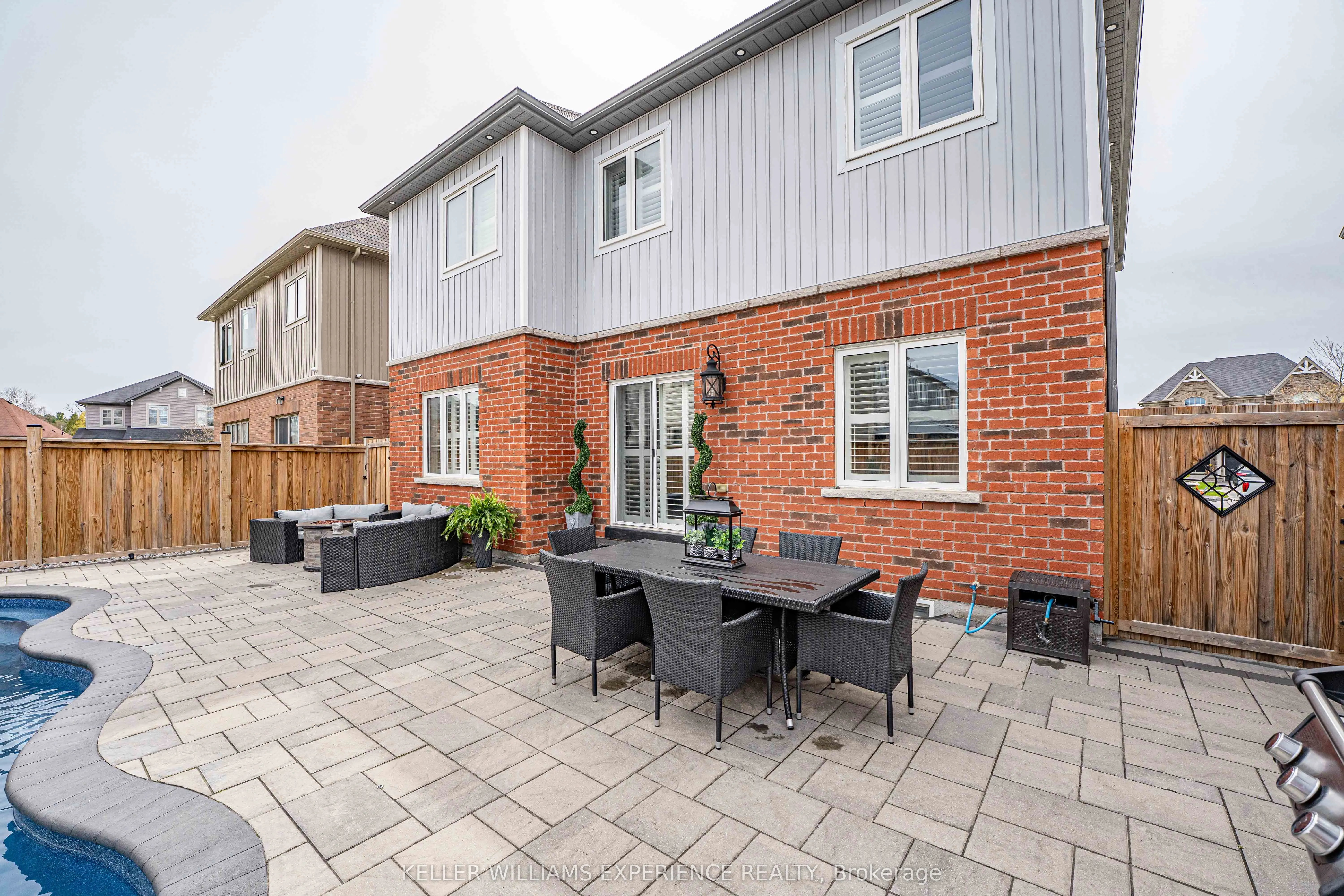 105 DECAROLIS Crescent
