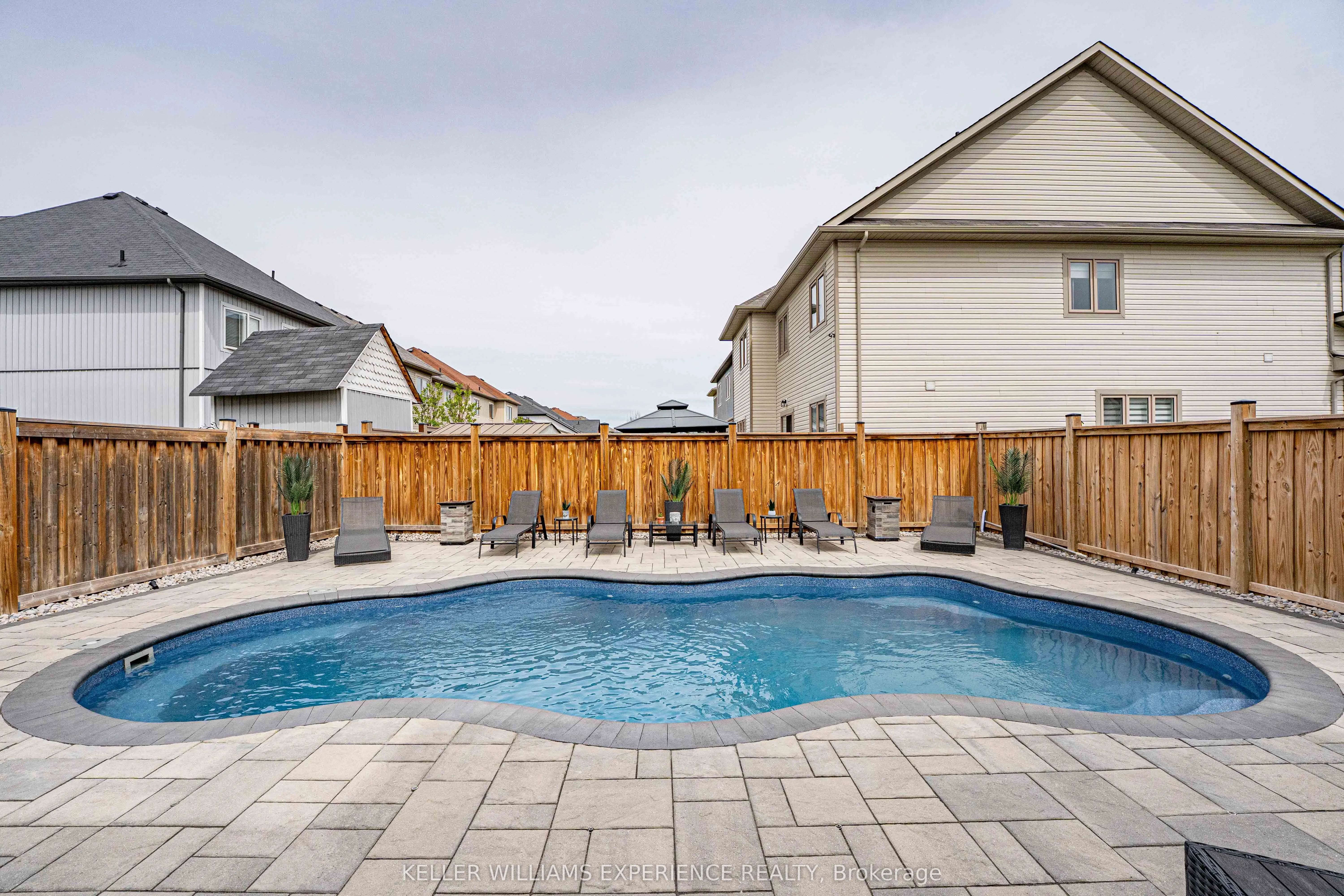 105 DECAROLIS Crescent
