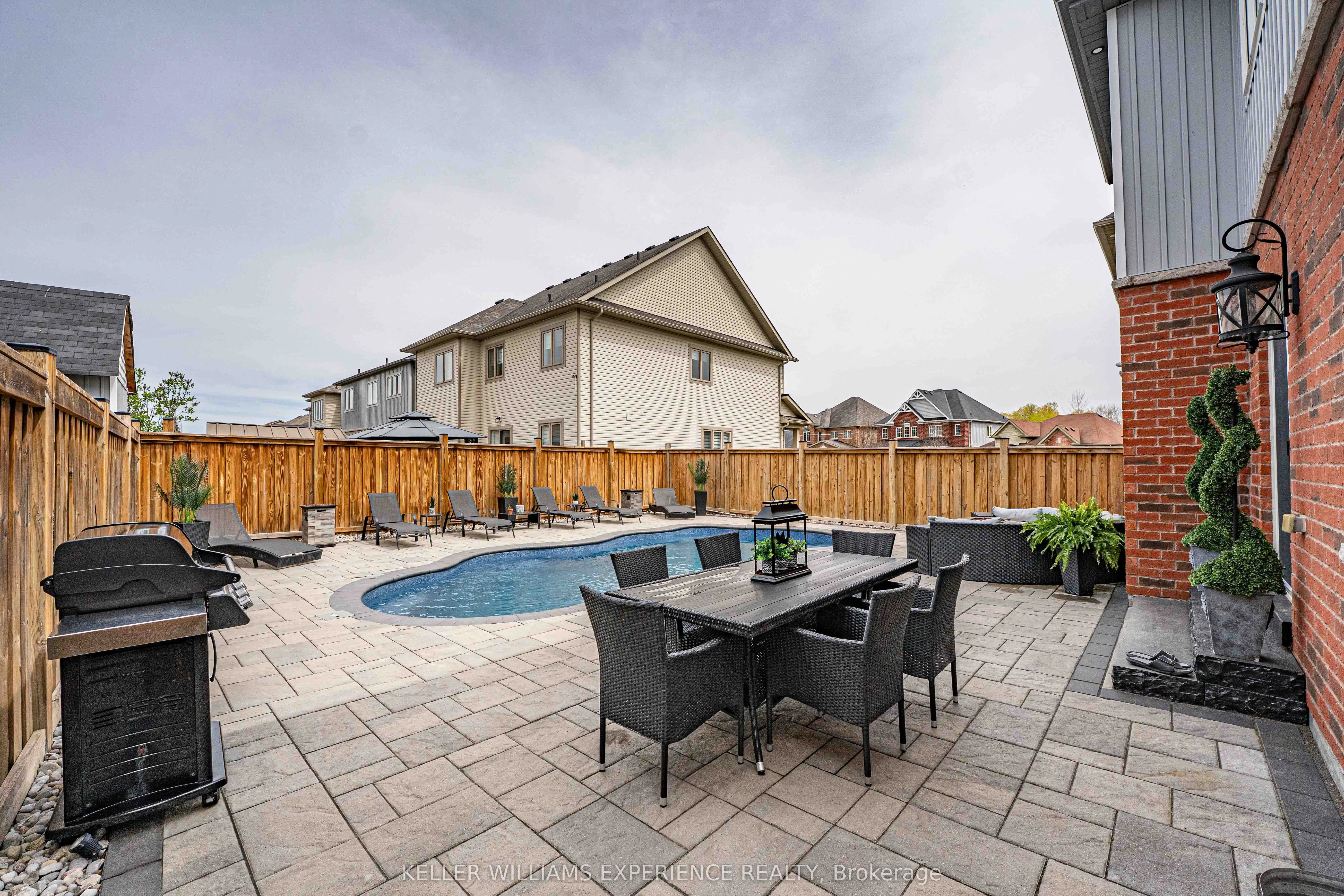 105 DECAROLIS Crescent