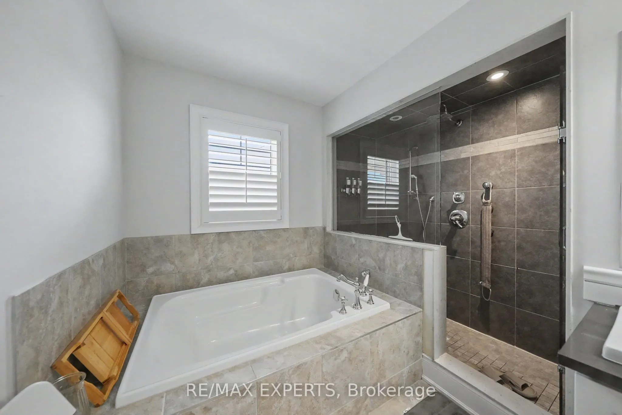 74 Dunrobin Crescent