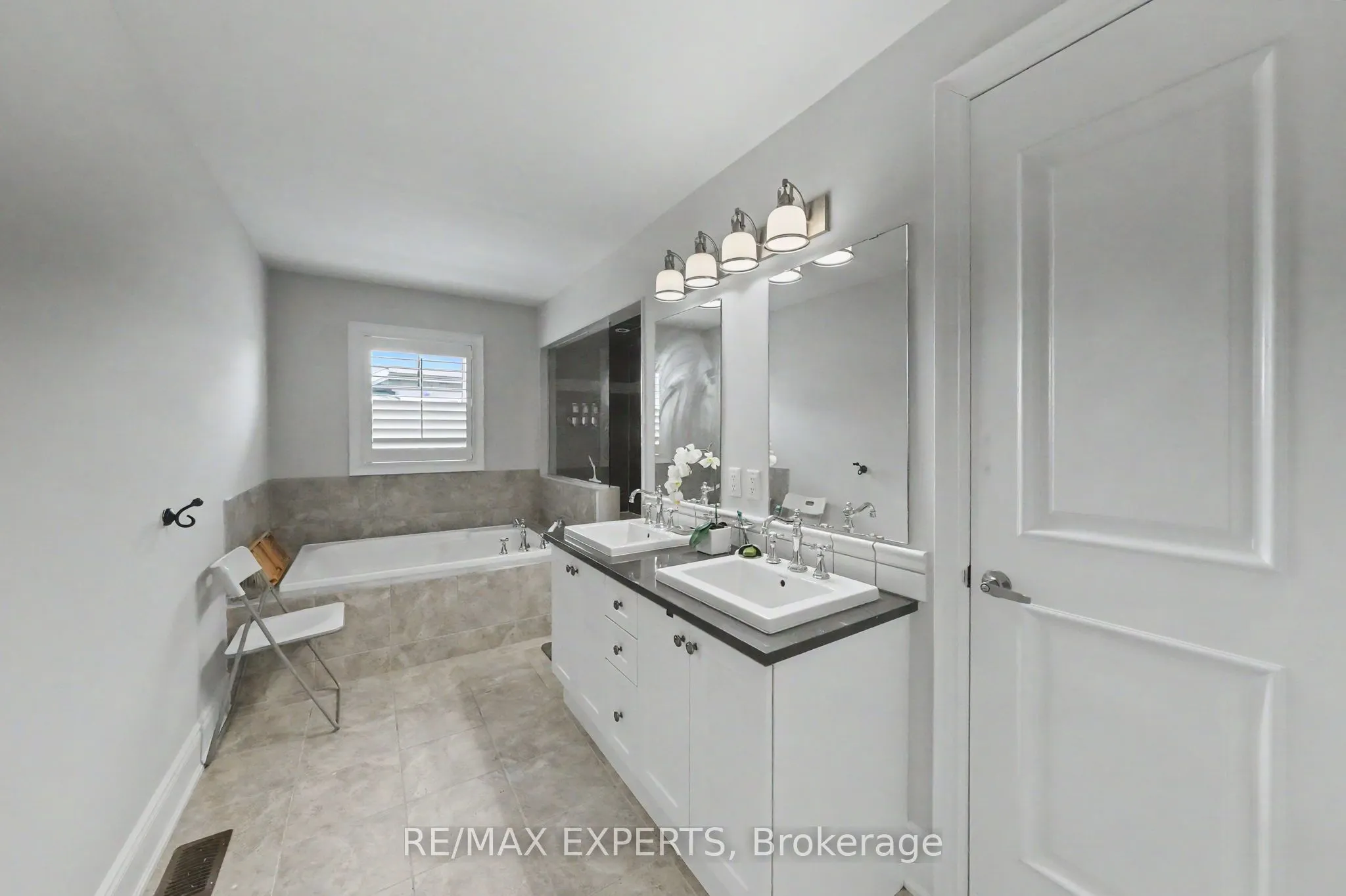 74 Dunrobin Crescent