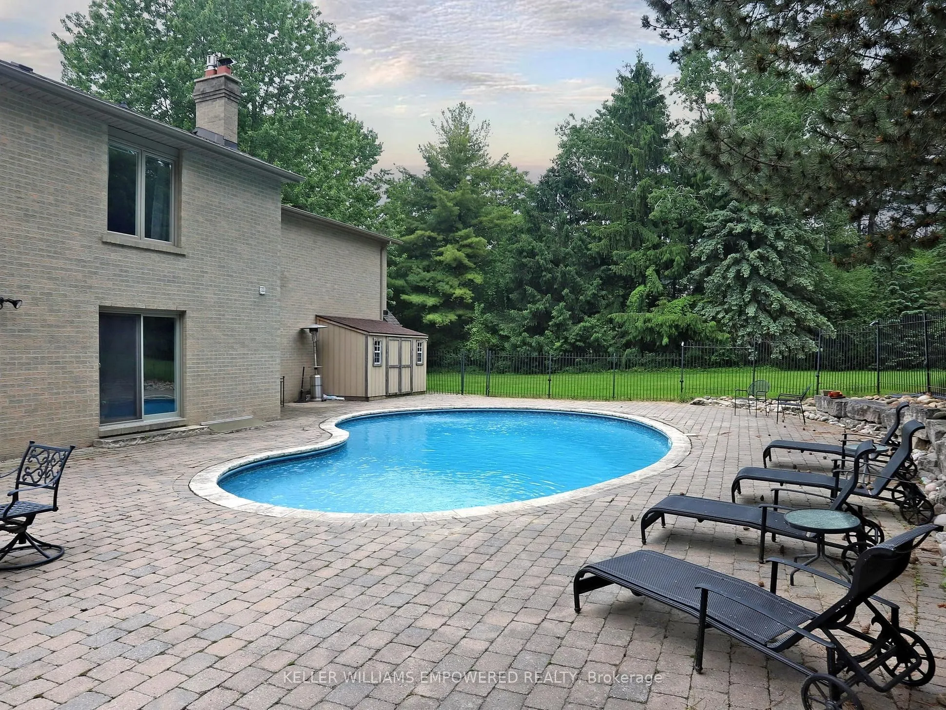 544 Woodland Acres Crescent