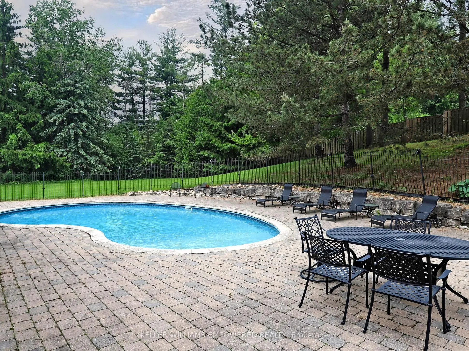 544 Woodland Acres Crescent