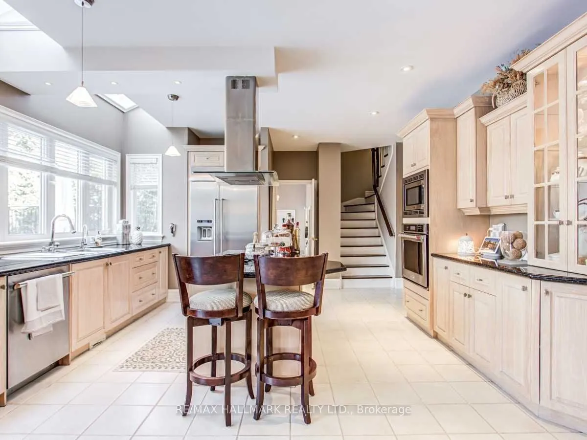384 Kennedy Street W