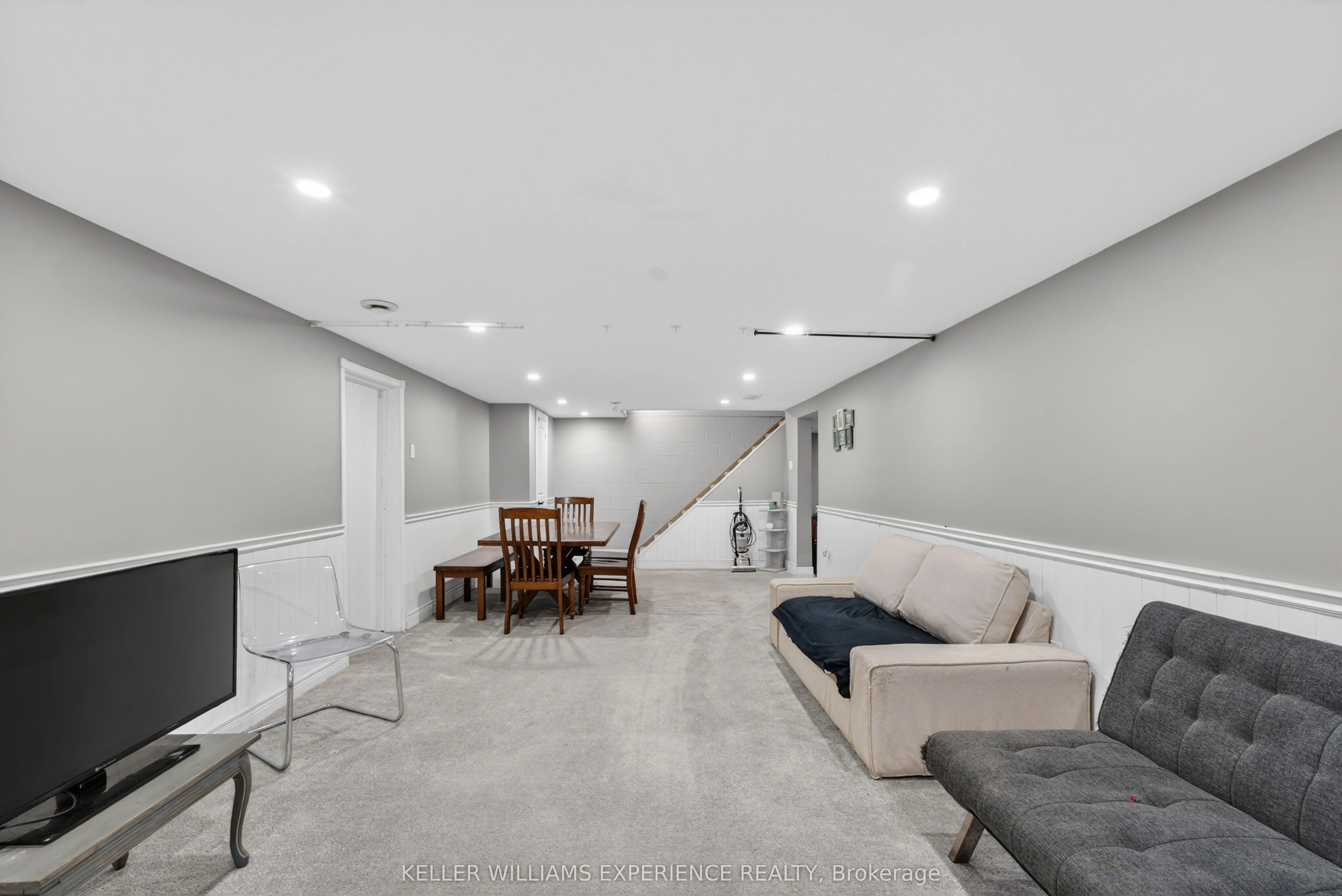 281 Victoria Street E