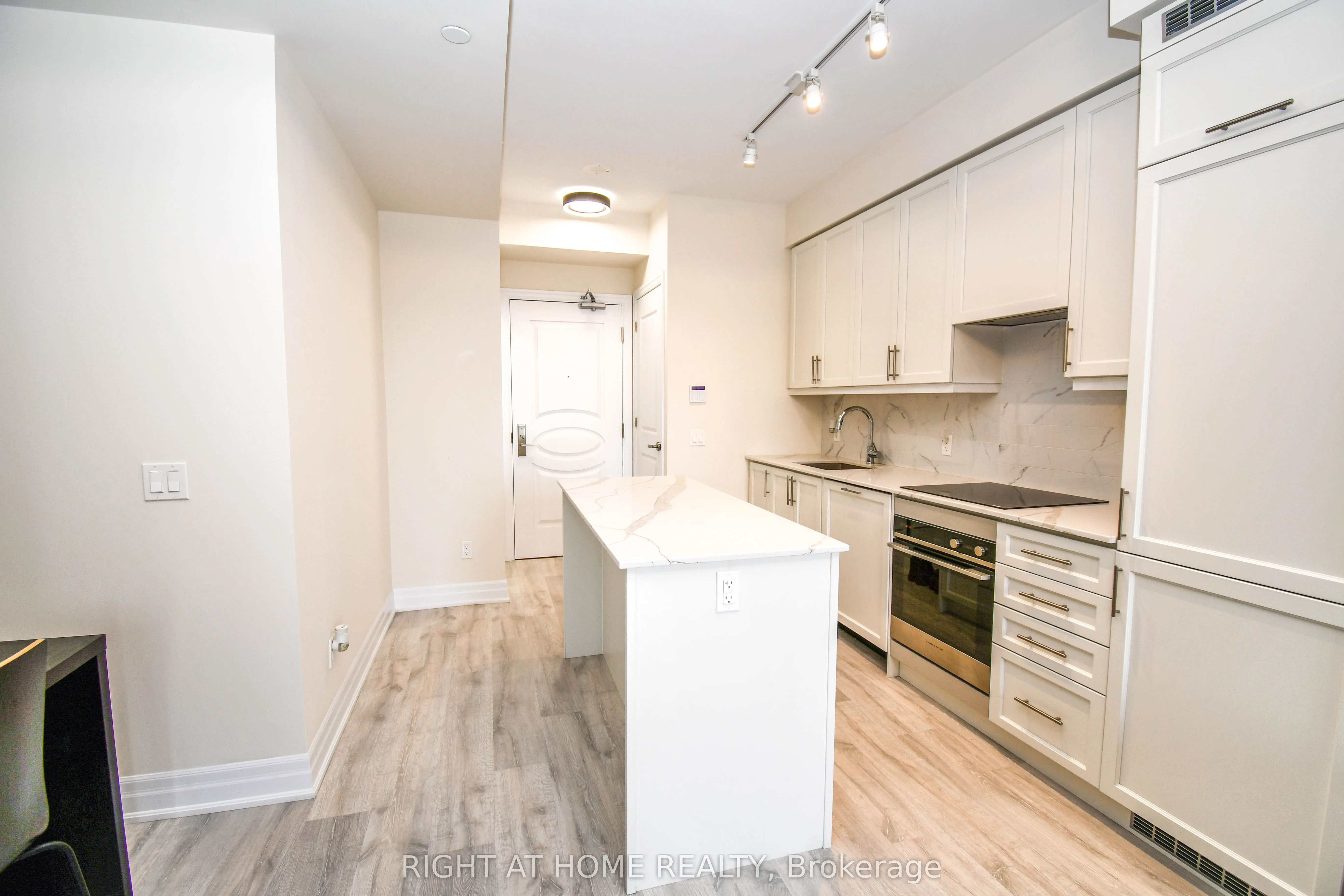 9085 Jane Street #811