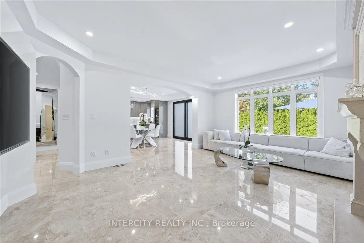 102 Cook's Mill Crescent