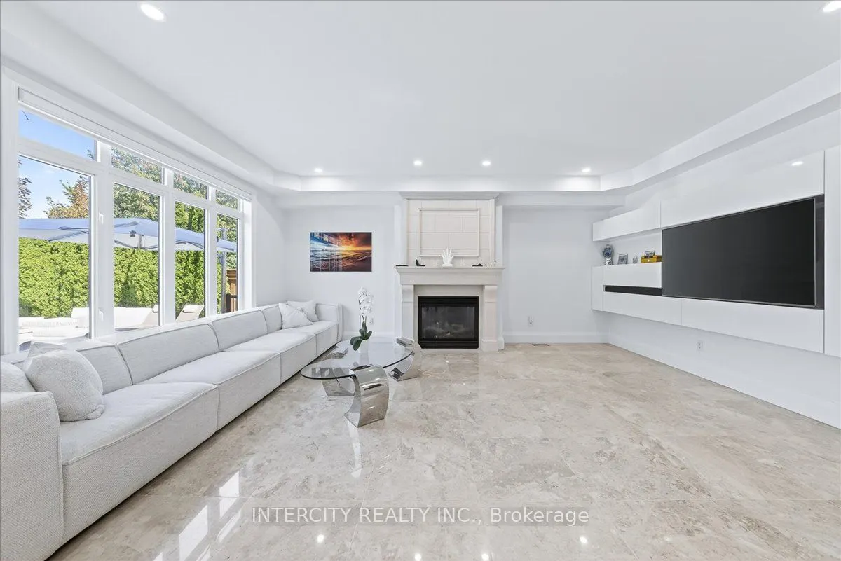 102 Cook's Mill Crescent