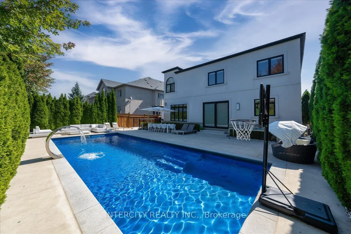 102 Cook's Mill Crescent