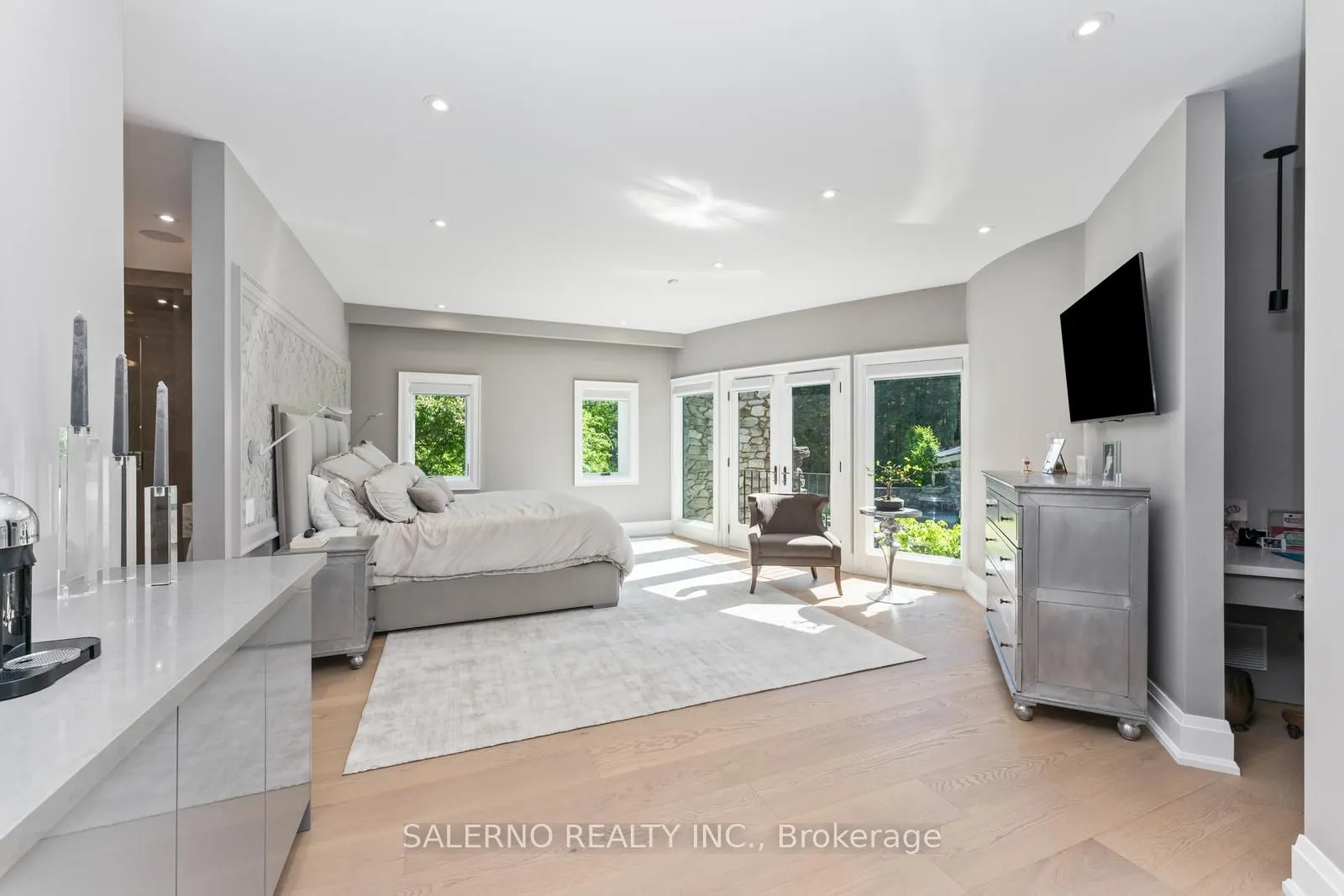 290 Kingscross Drive