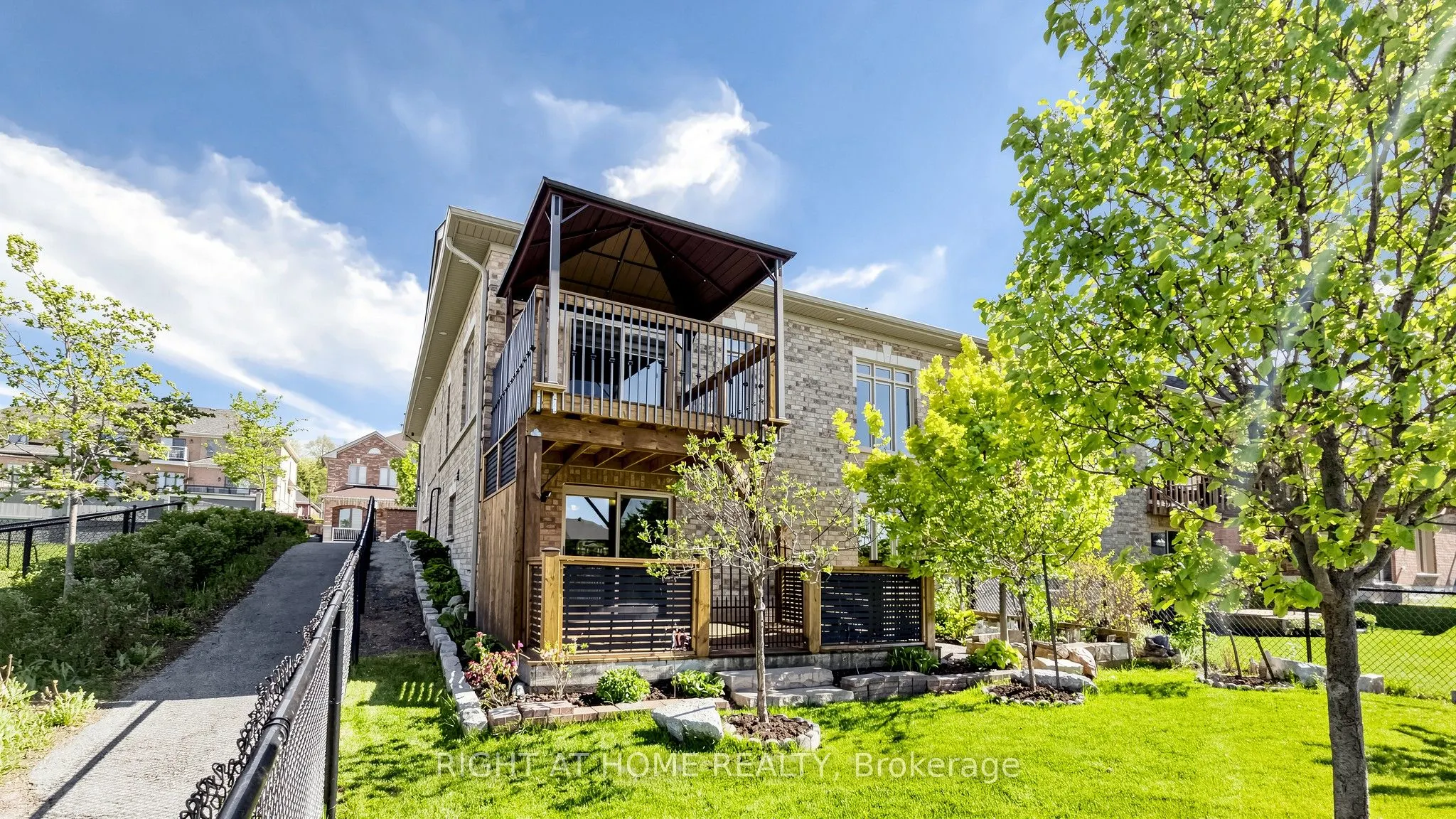 126 Kingsmere Crescent