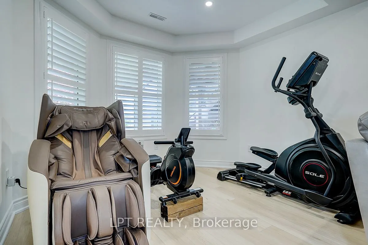 585 Holgate Circle