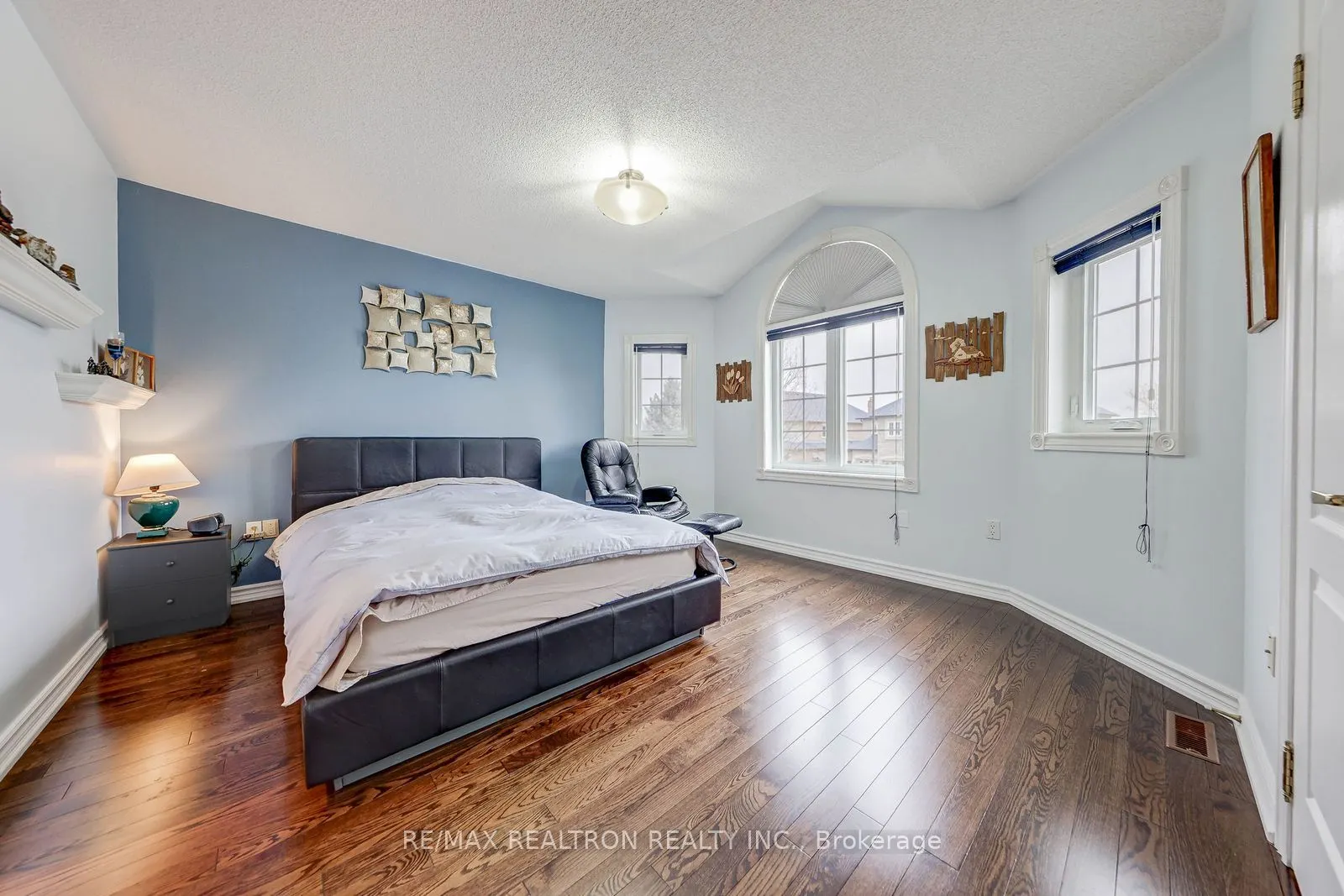 6 White Oak Crescent