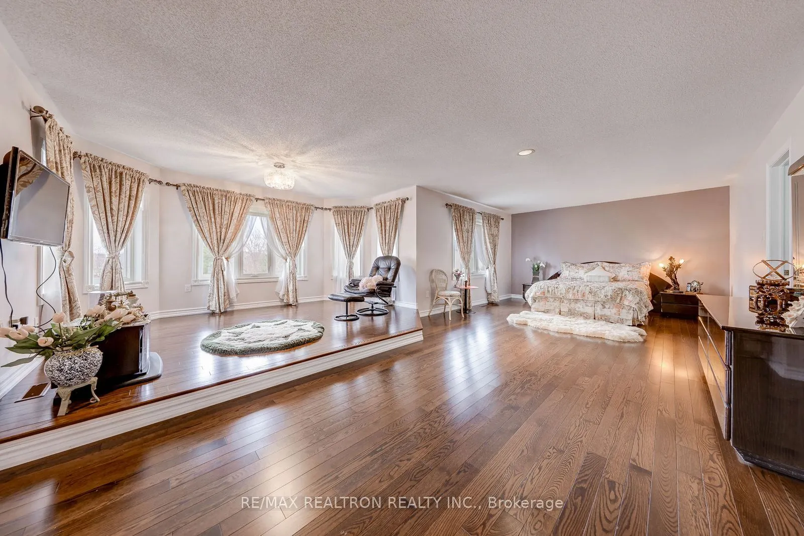 6 White Oak Crescent