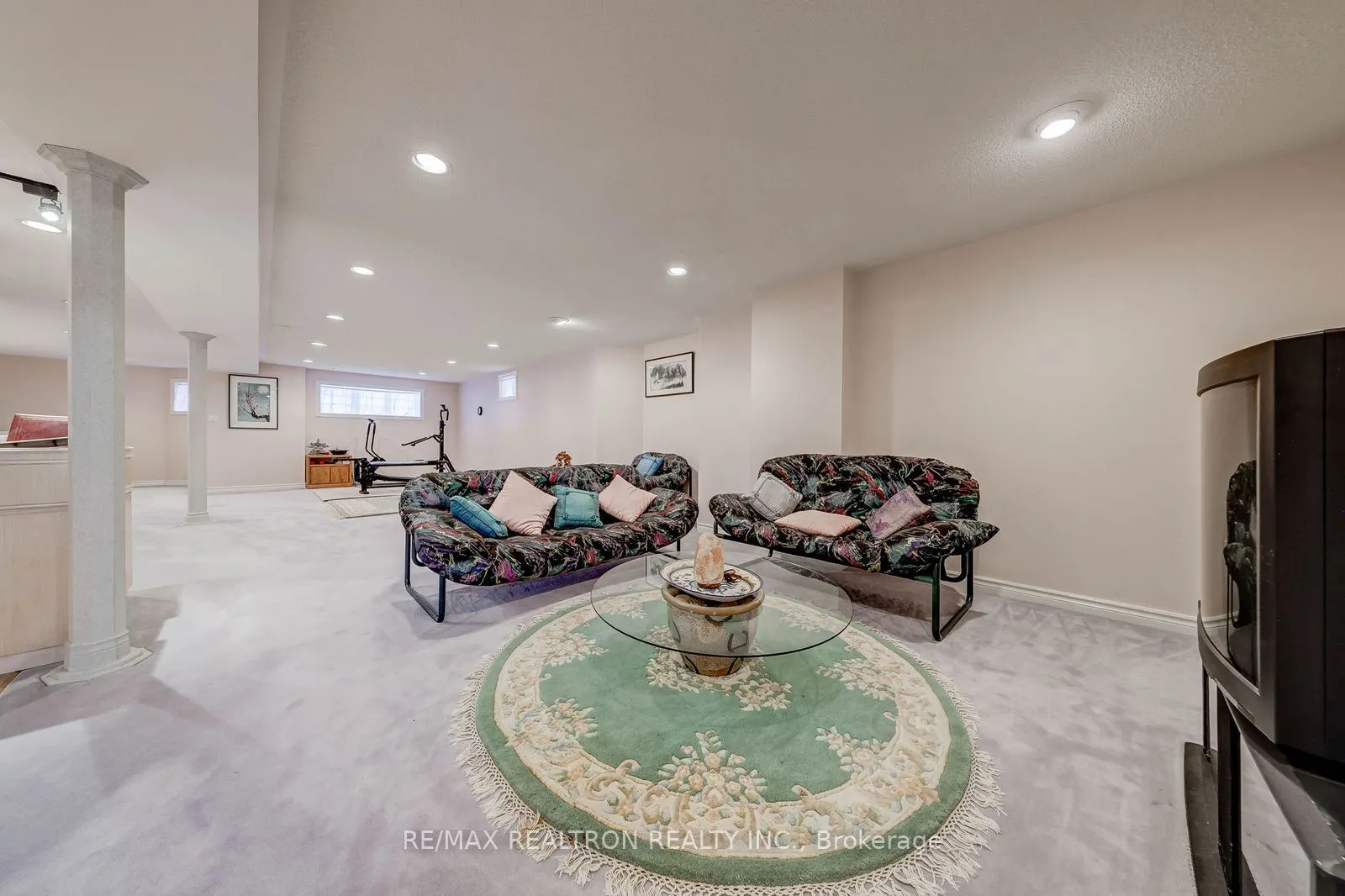 6 White Oak Crescent