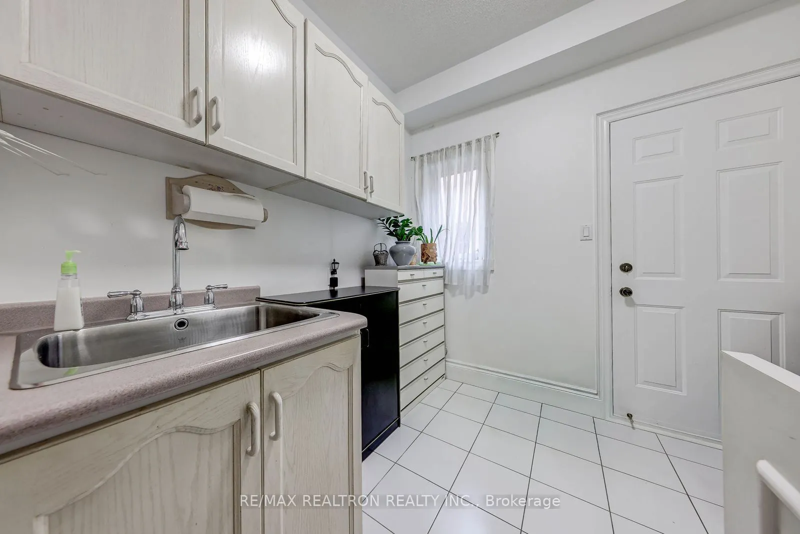 6 White Oak Crescent