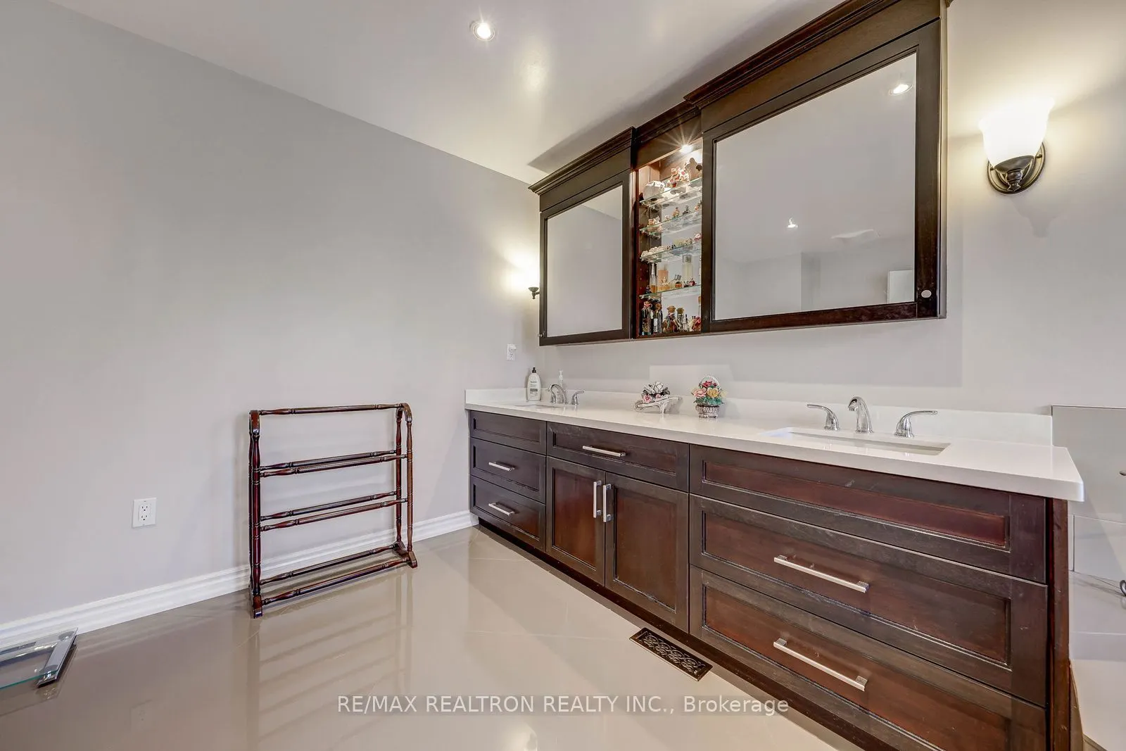 6 White Oak Crescent