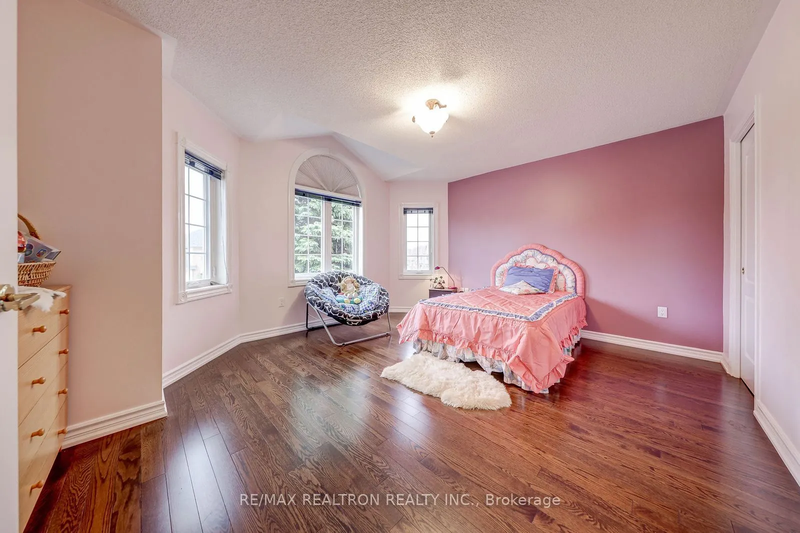 6 White Oak Crescent