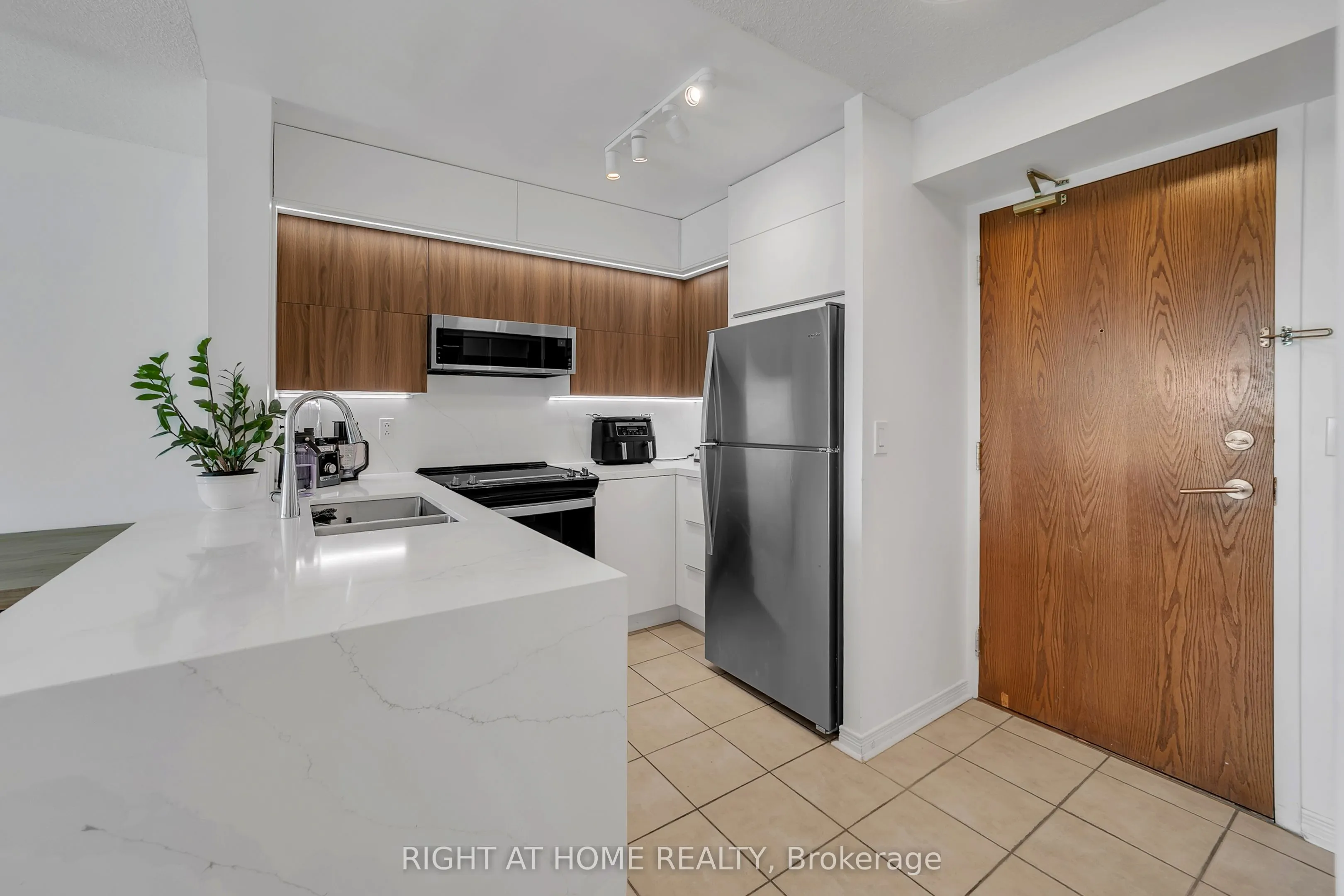 11 Oneida Crescent #1202
