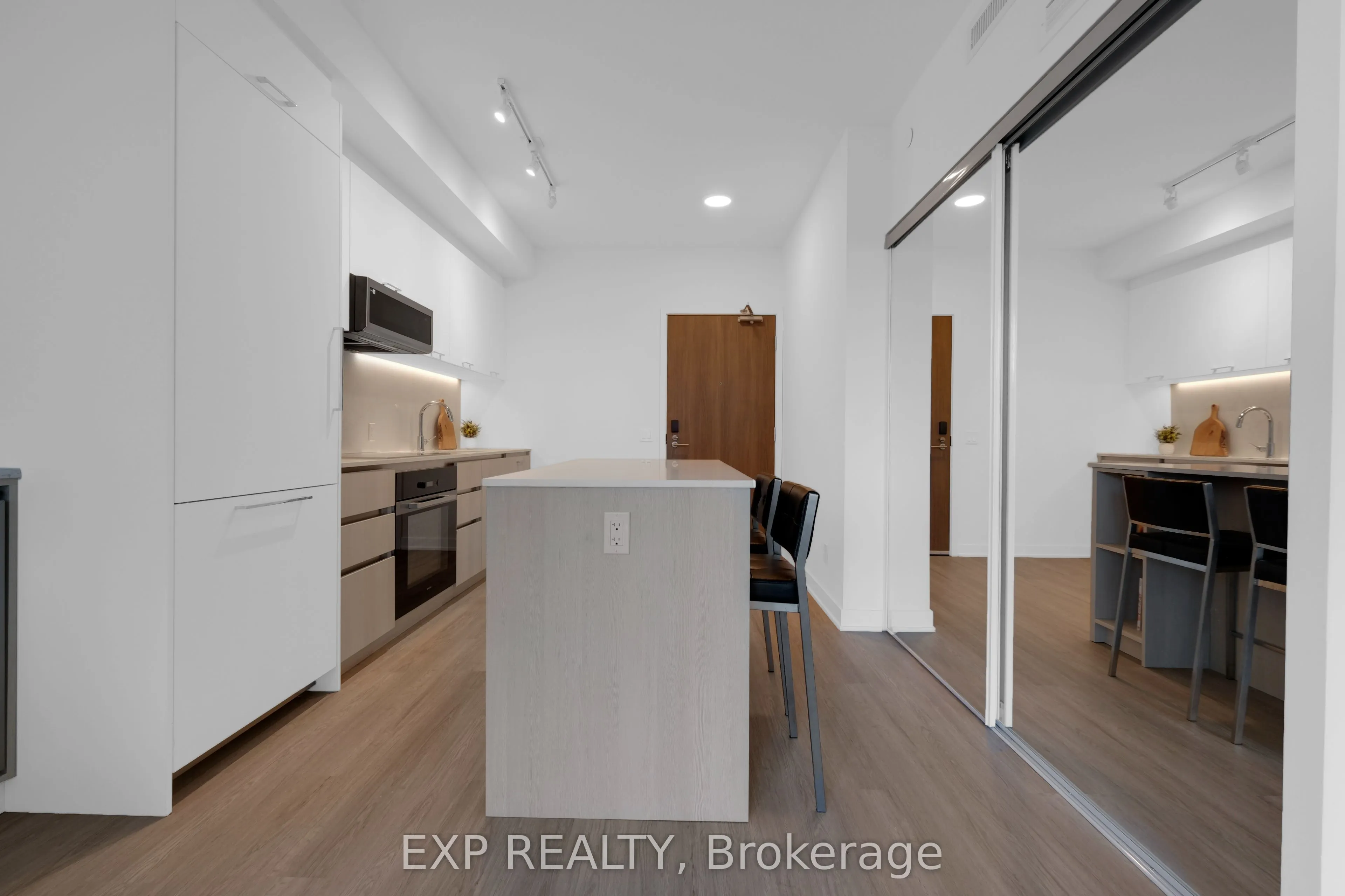 8188 Yonge Street #401