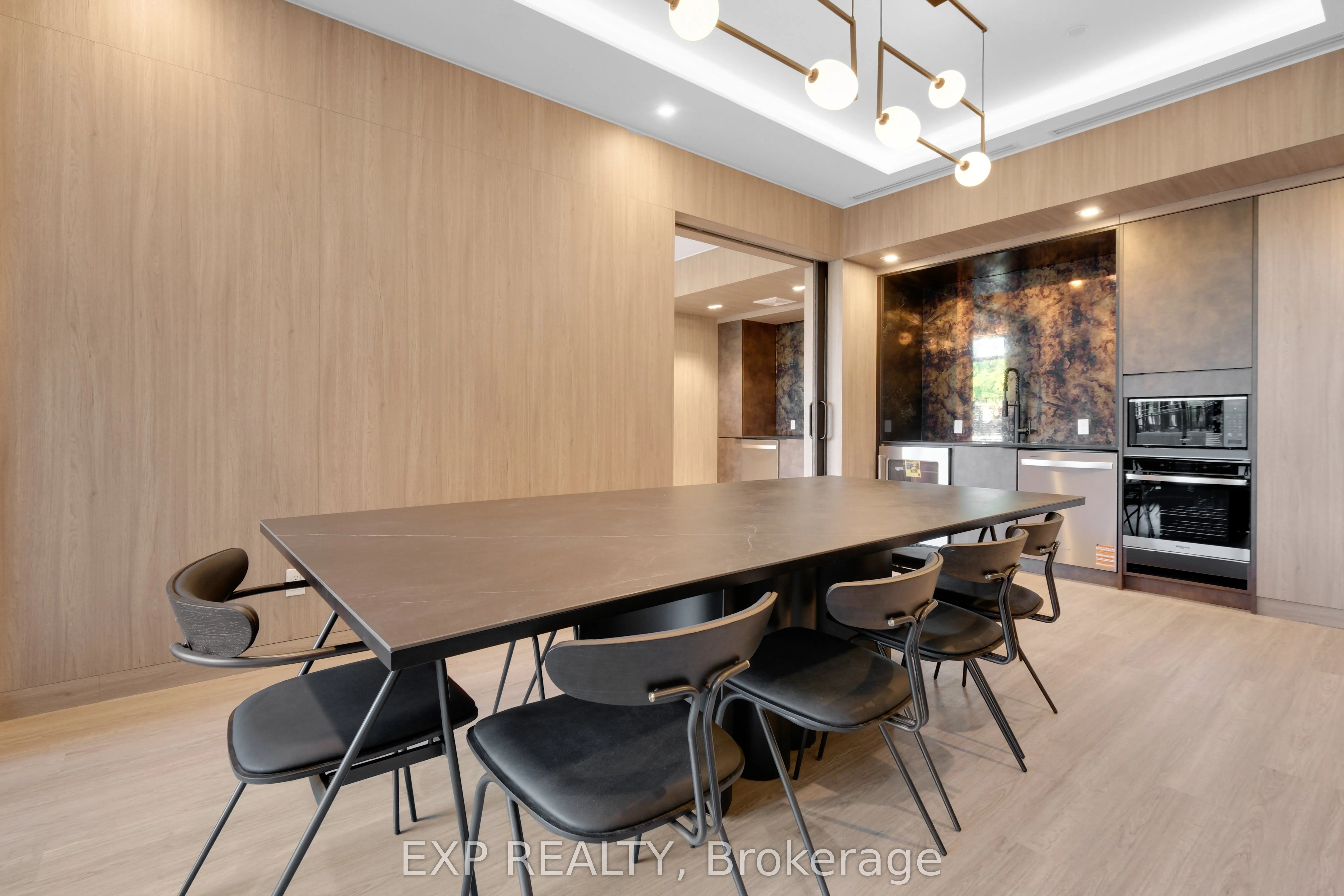 8188 Yonge Street #401