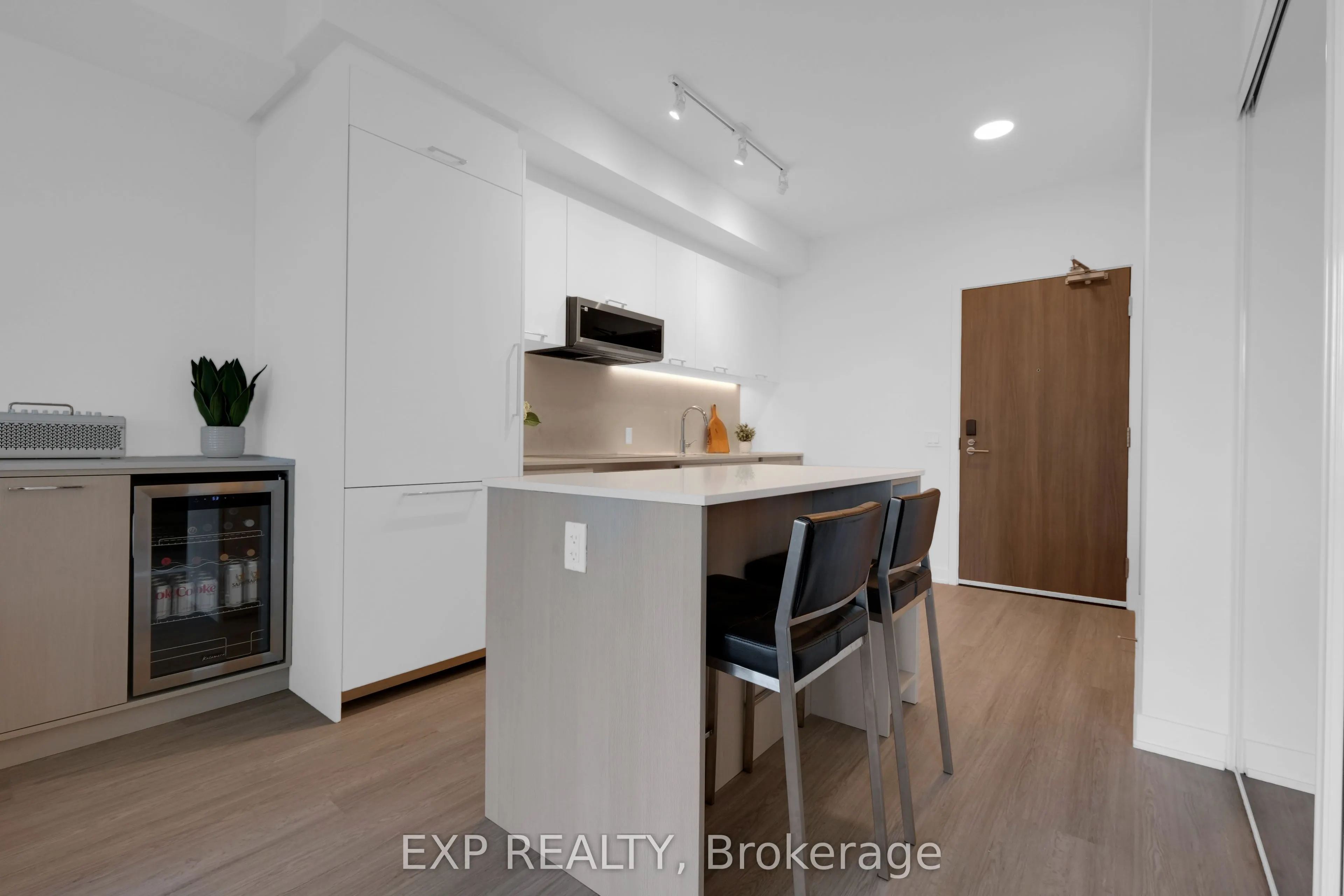 8188 Yonge Street #401