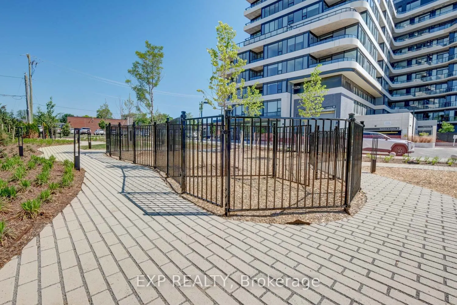 8188 Yonge Street #401