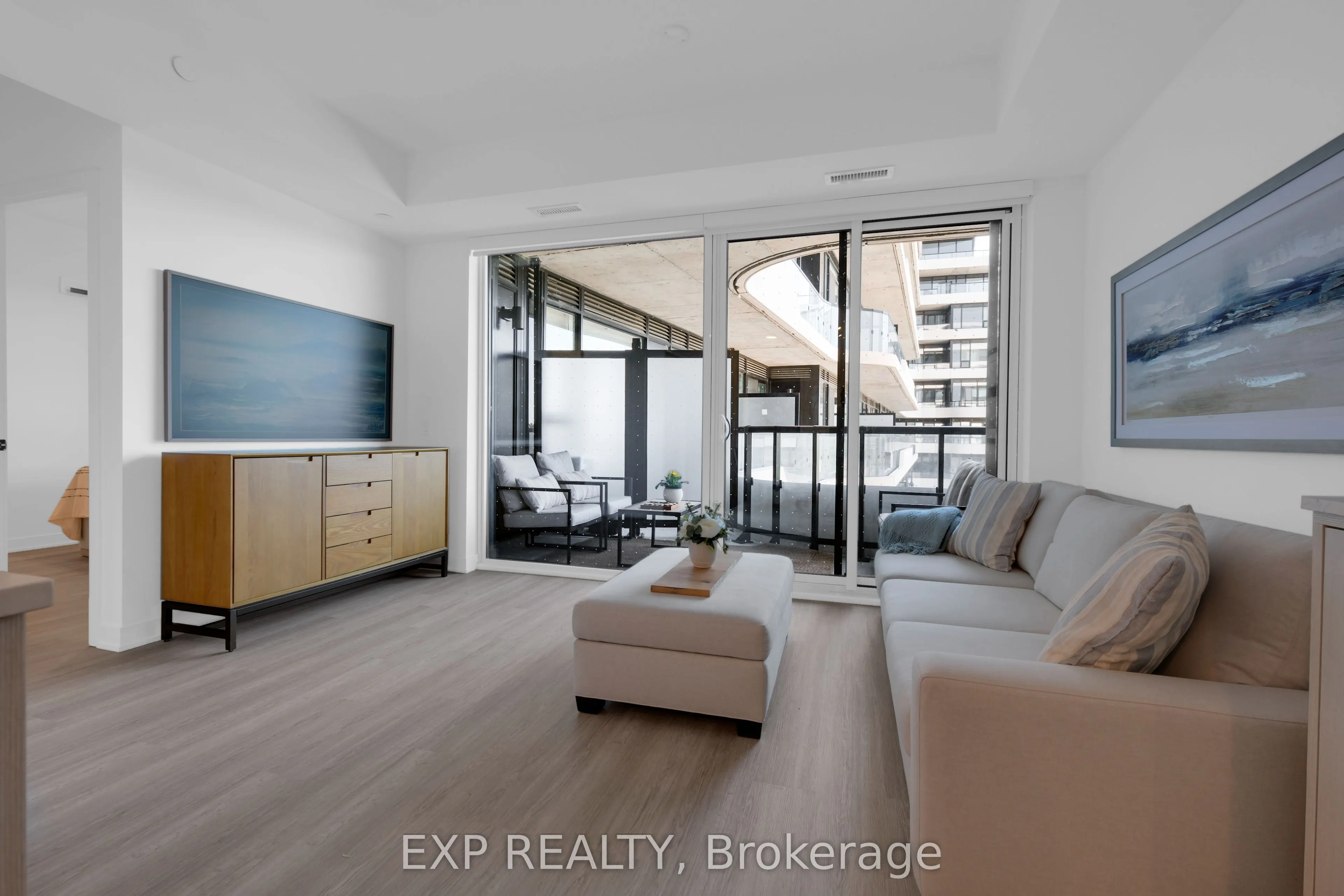 8188 Yonge Street #401