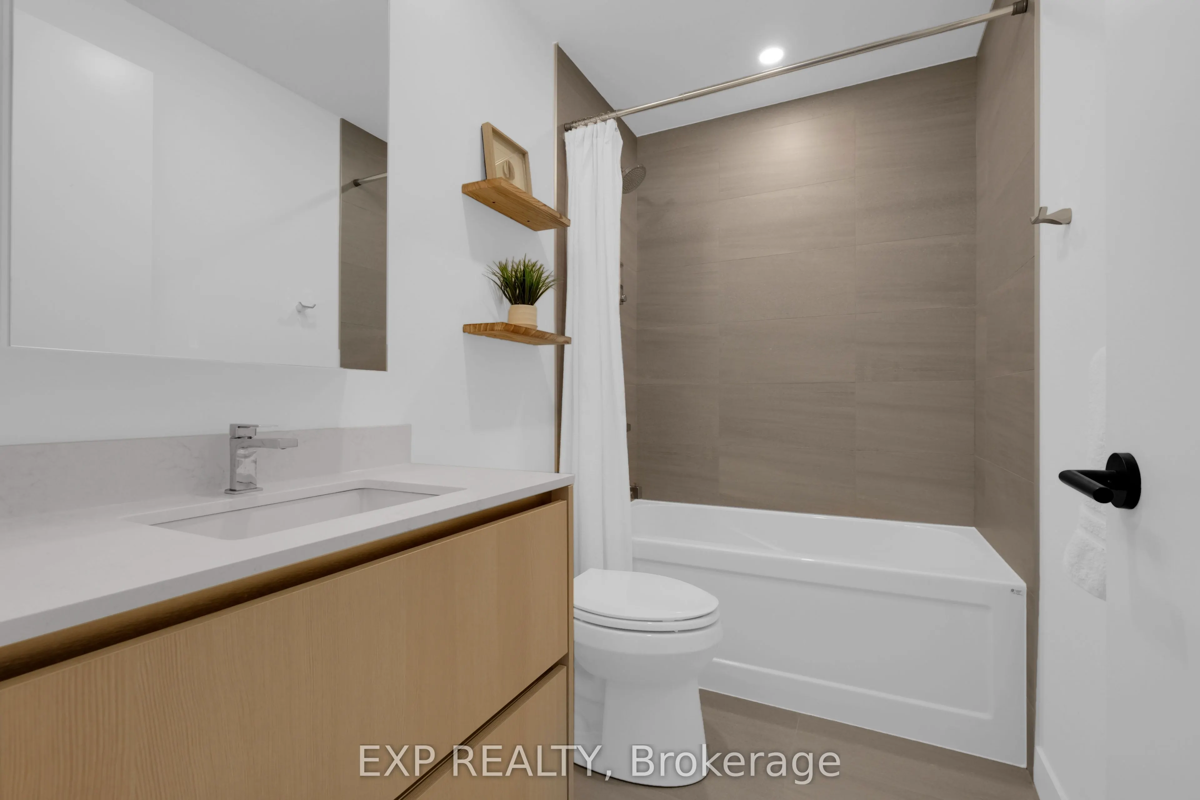 8188 Yonge Street #401