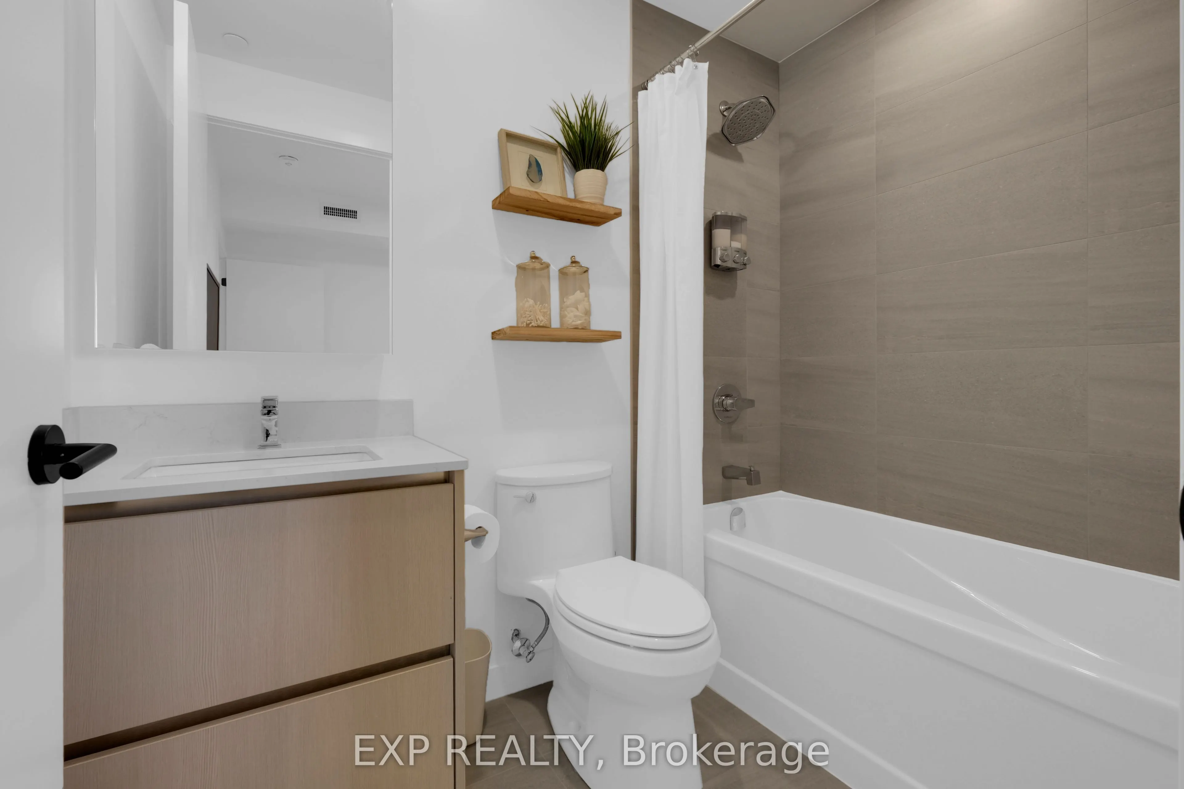 8188 Yonge Street #401