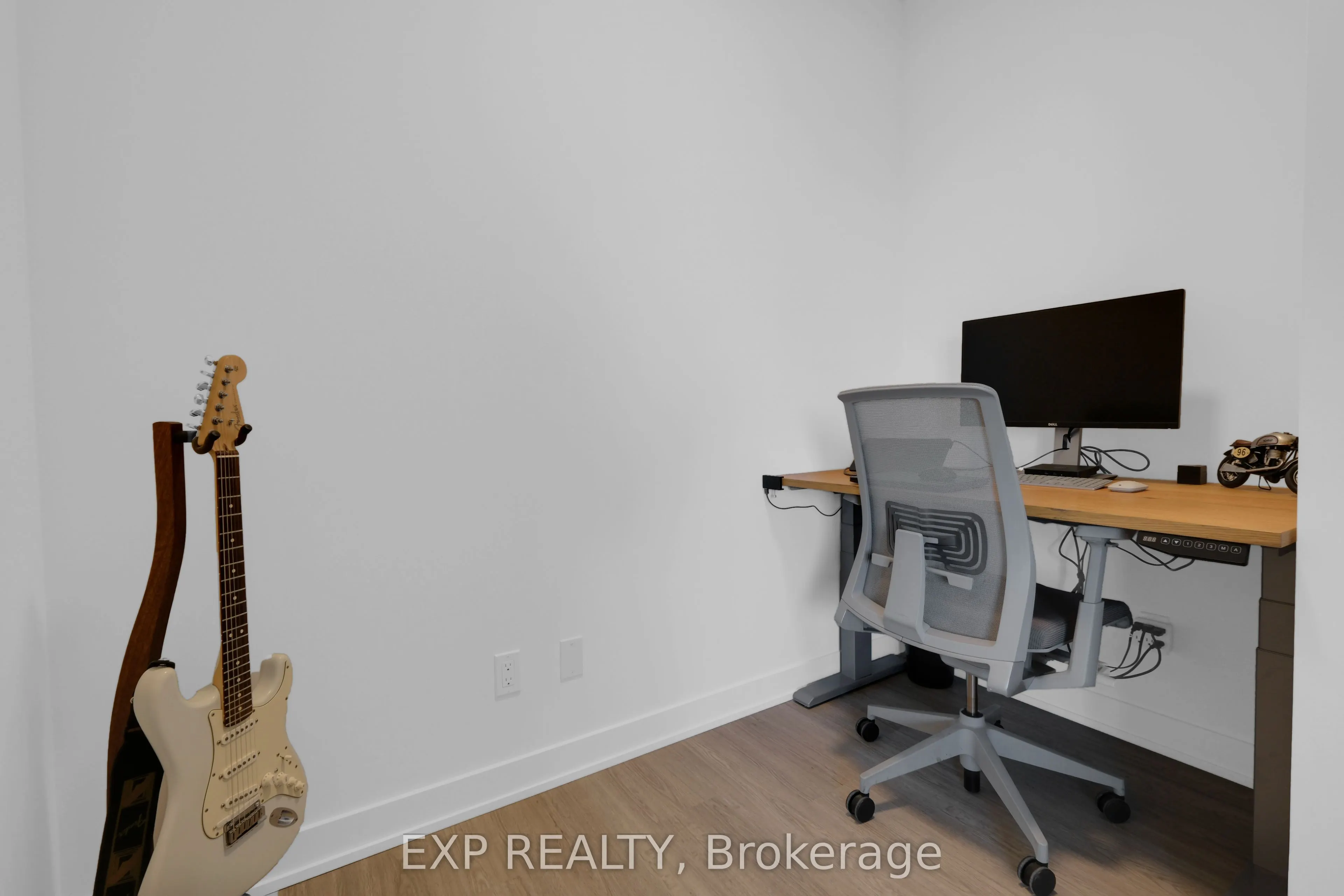 8188 Yonge Street #401
