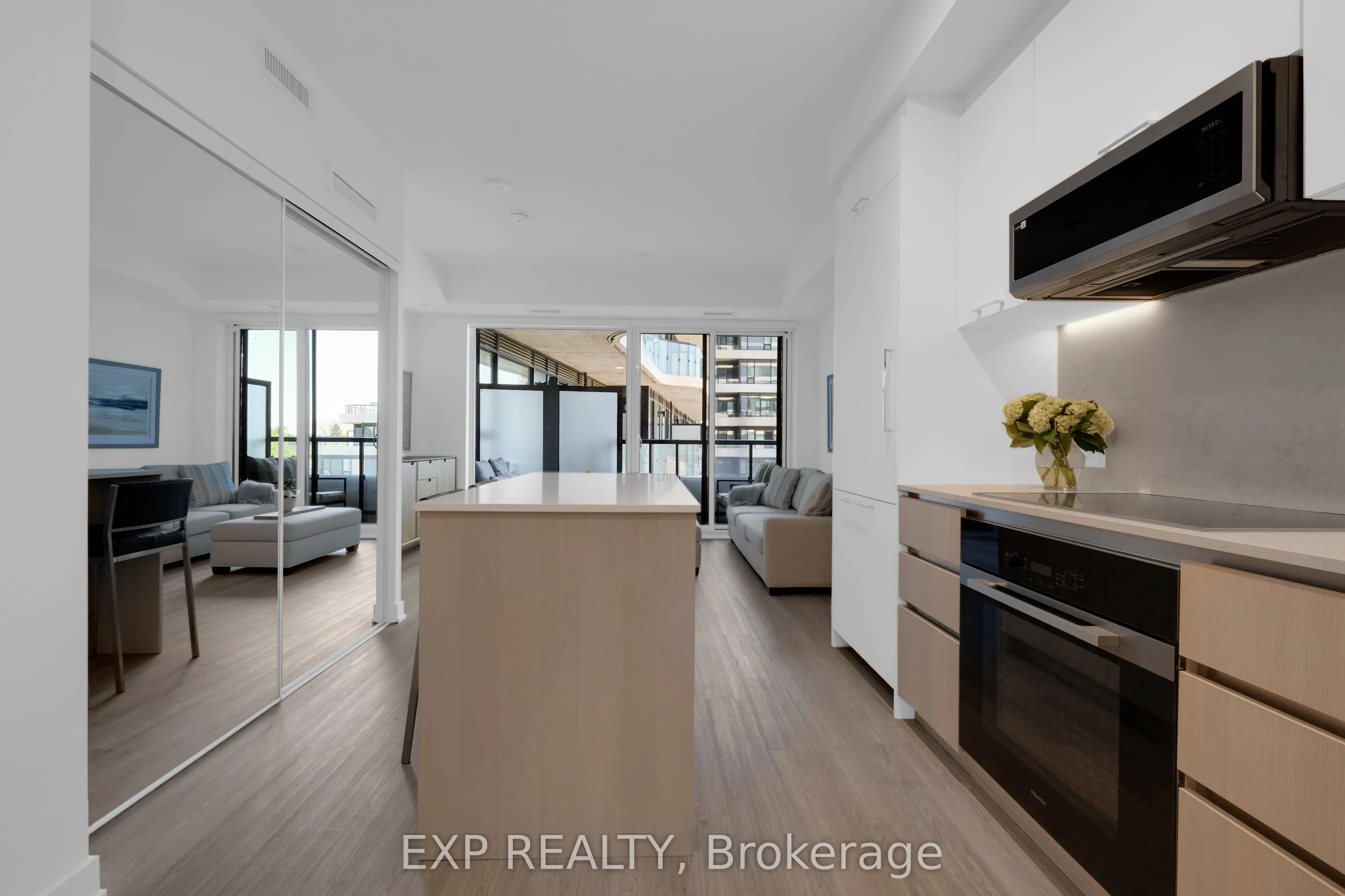 8188 Yonge Street #401