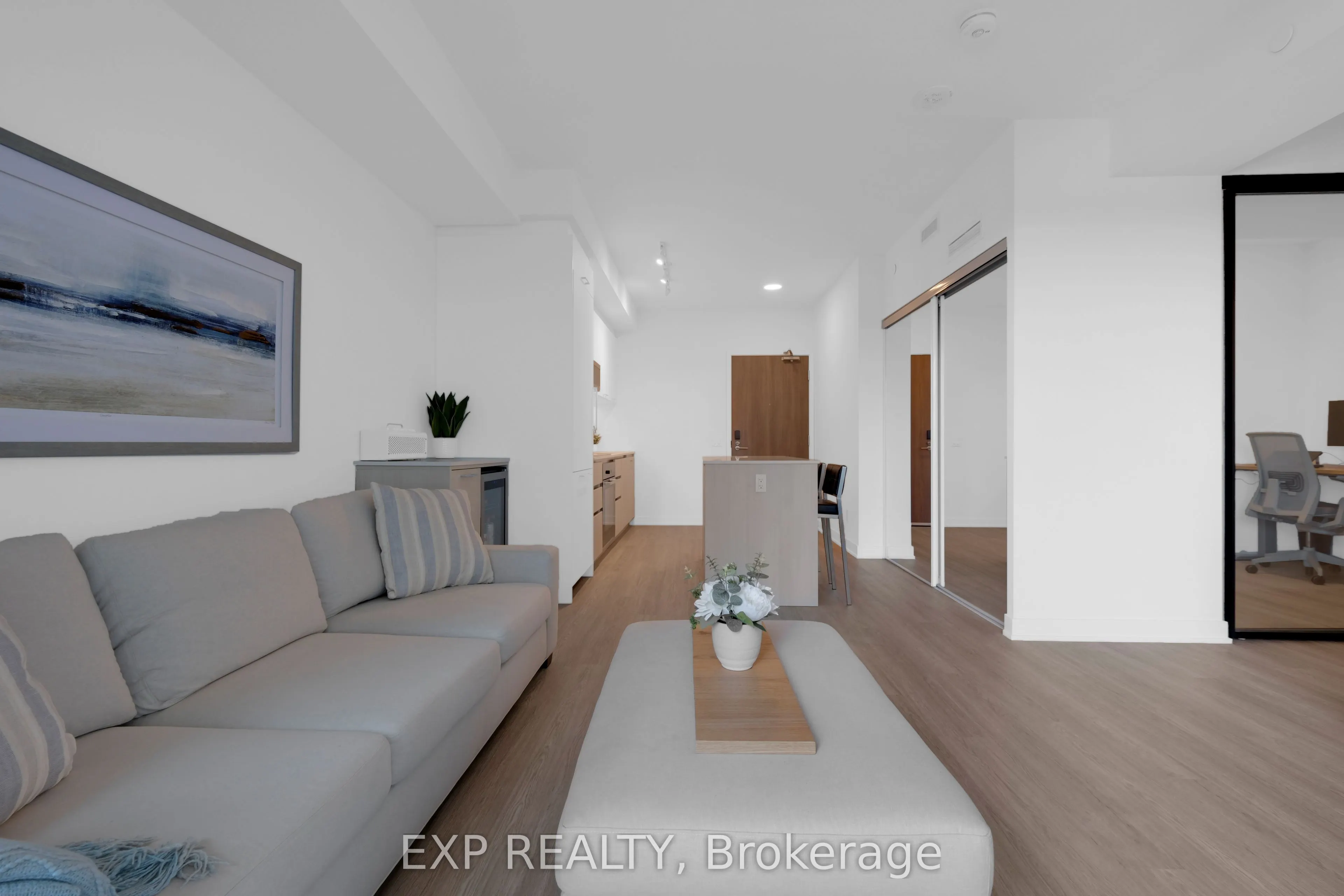 8188 Yonge Street #401