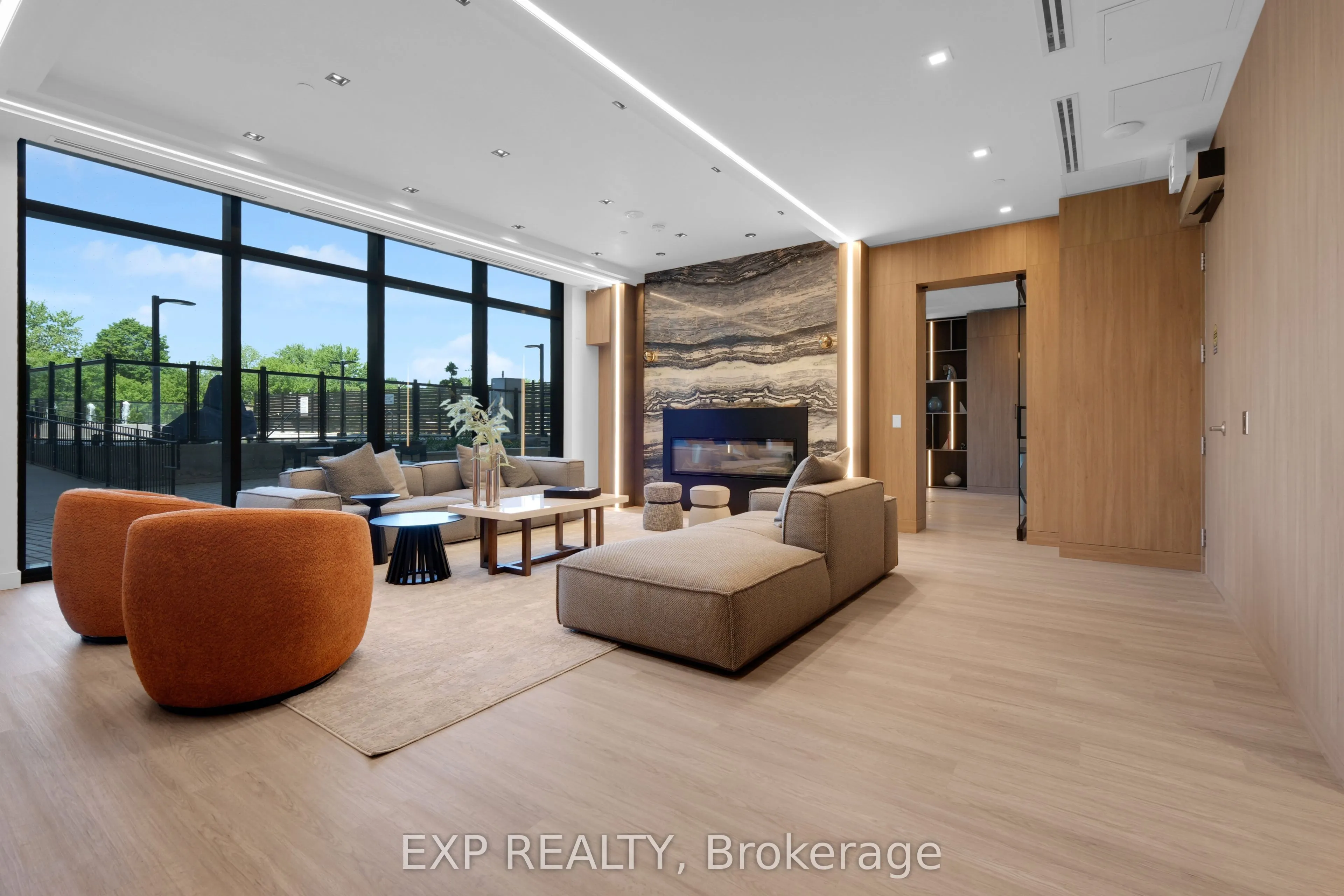 8188 Yonge Street #401