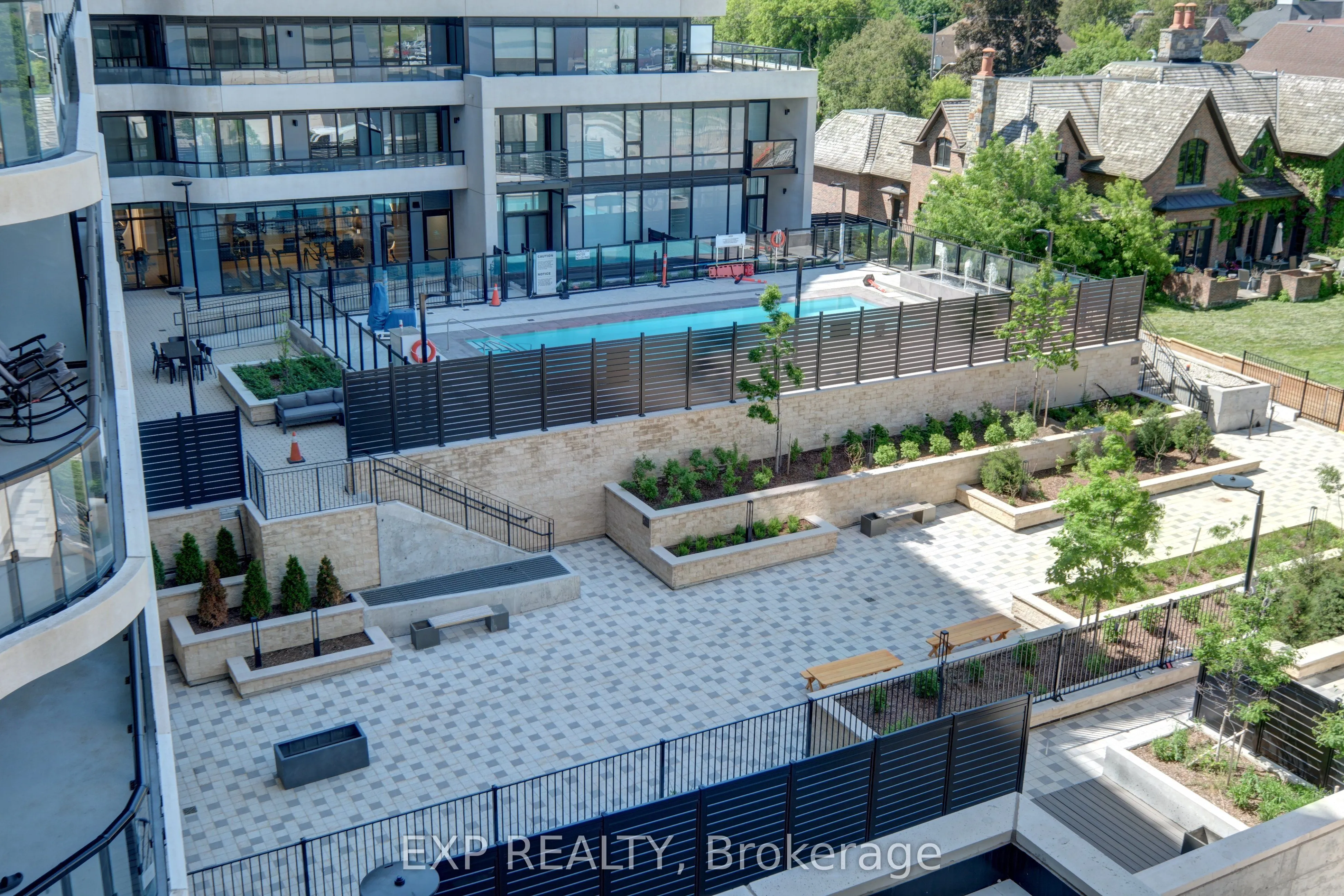 8188 Yonge Street #401