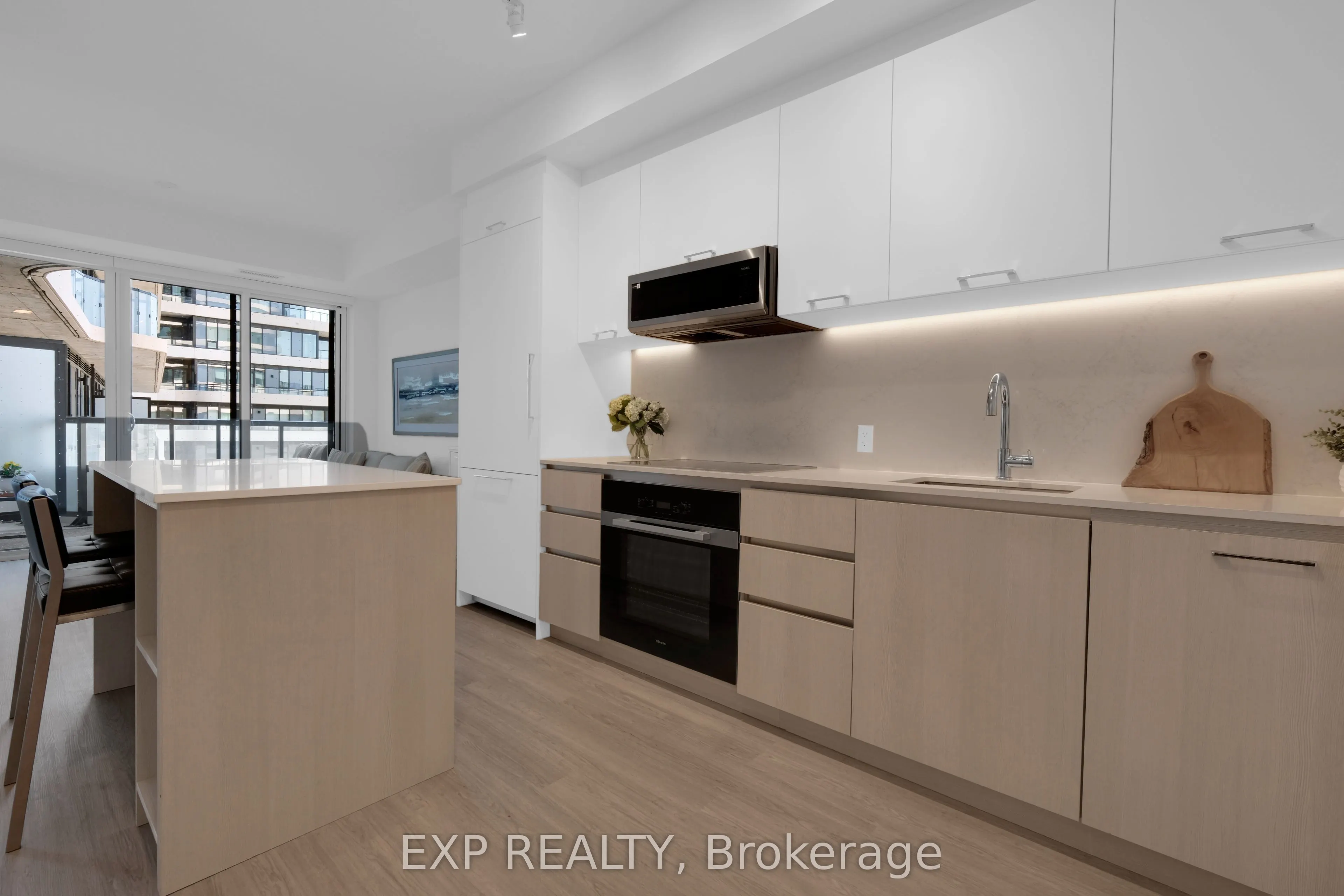 8188 Yonge Street #401