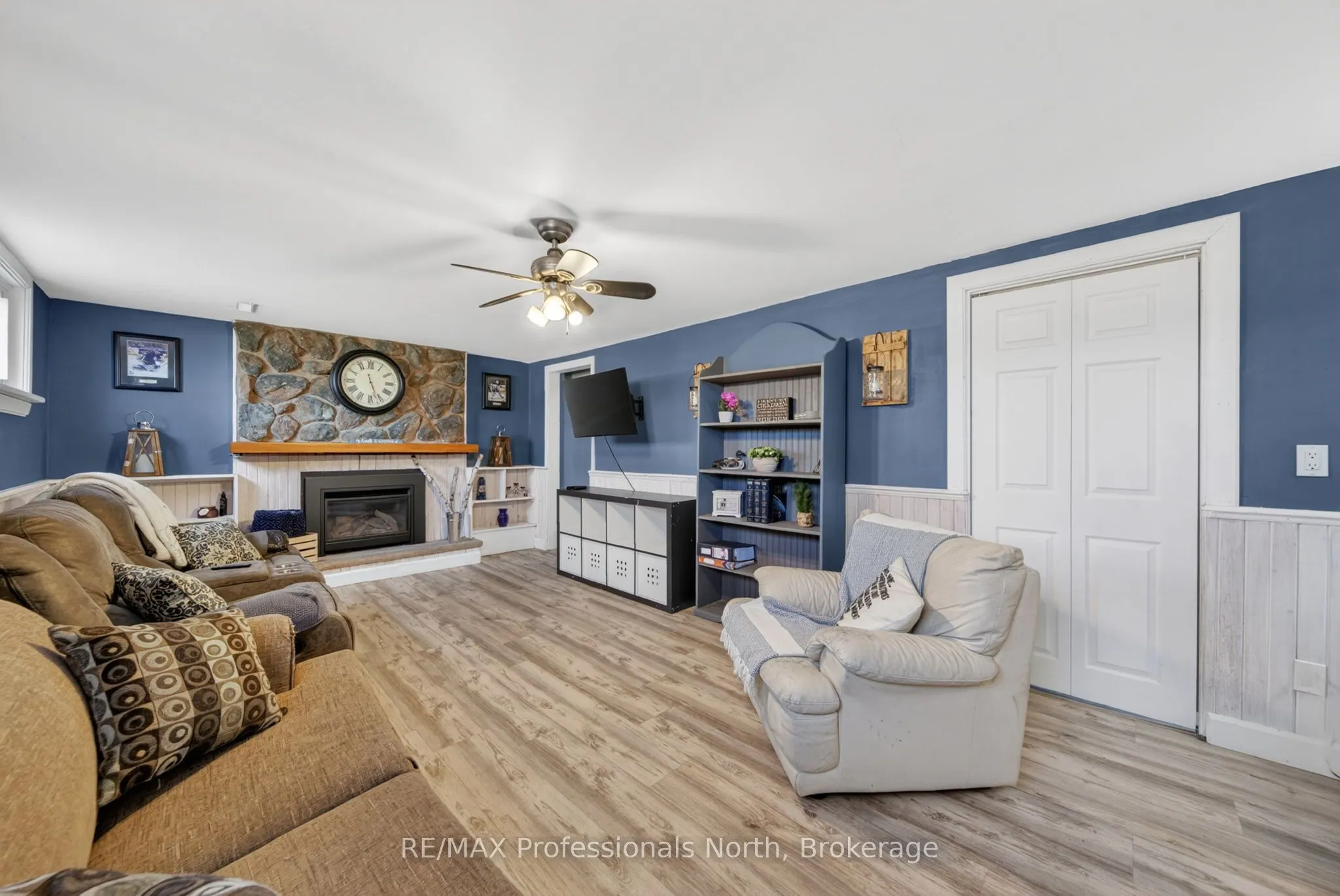 271 Lakeland Crescent