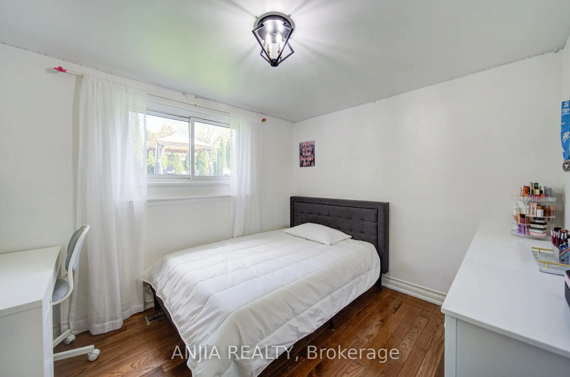 24 Friar Tuck Road