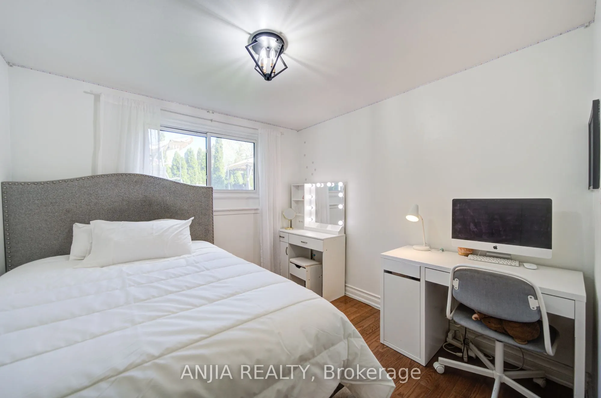 24 Friar Tuck Road